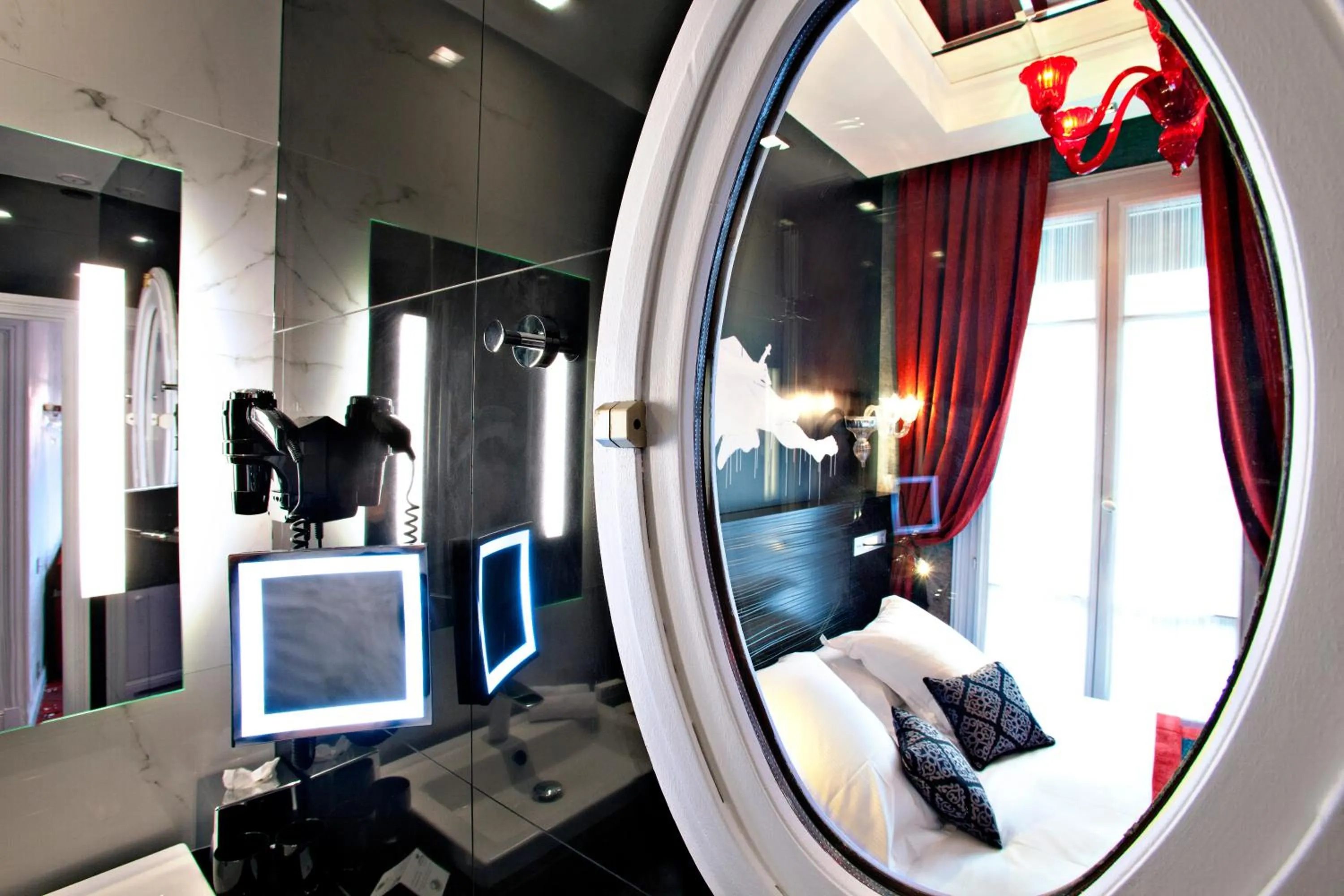 Bathroom, Bed in Maison Albar- Le Champs-Elysées