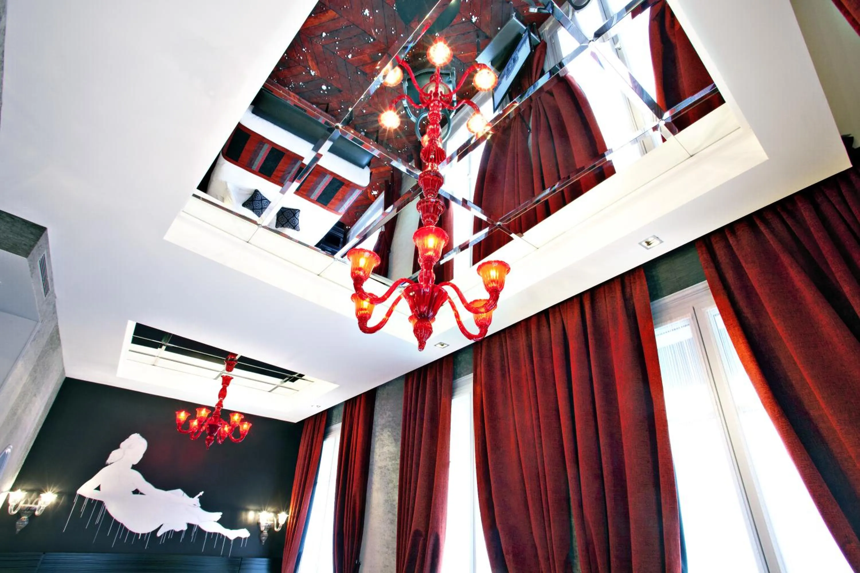 Photo of the whole room in Maison Albar- Le Champs-Elysées