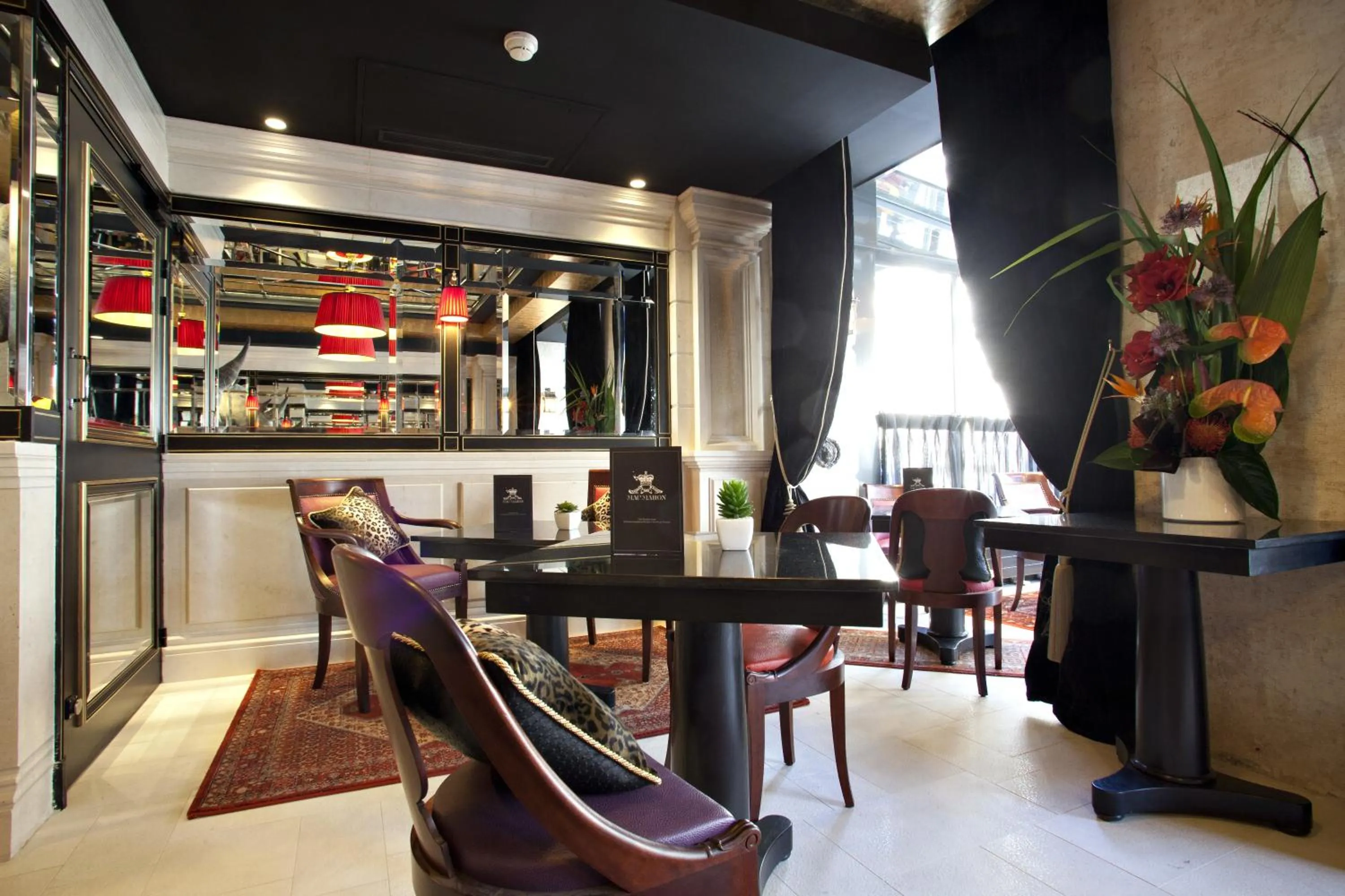 Lounge or bar in Maison Albar- Le Champs-Elysées