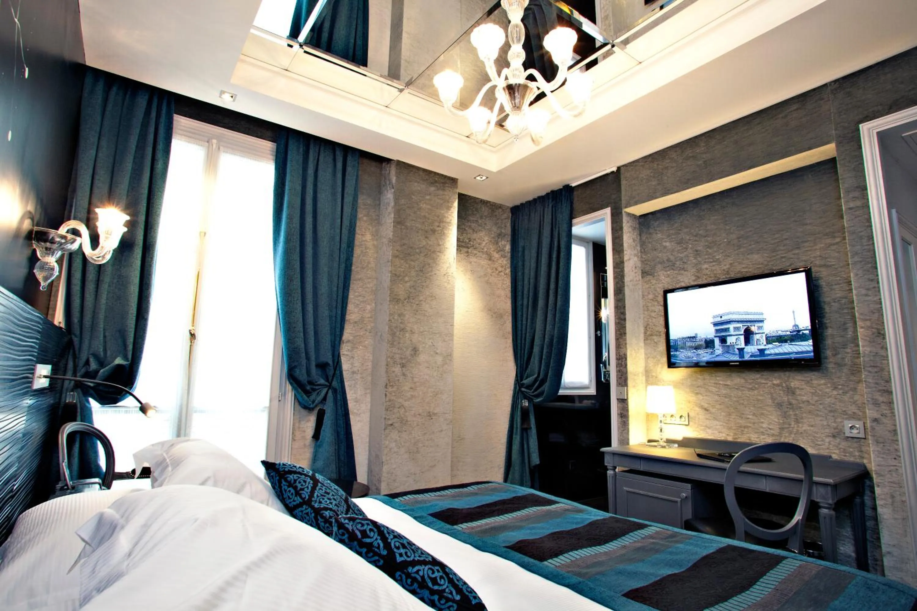 Photo of the whole room, Bed in Maison Albar- Le Champs-Elysées