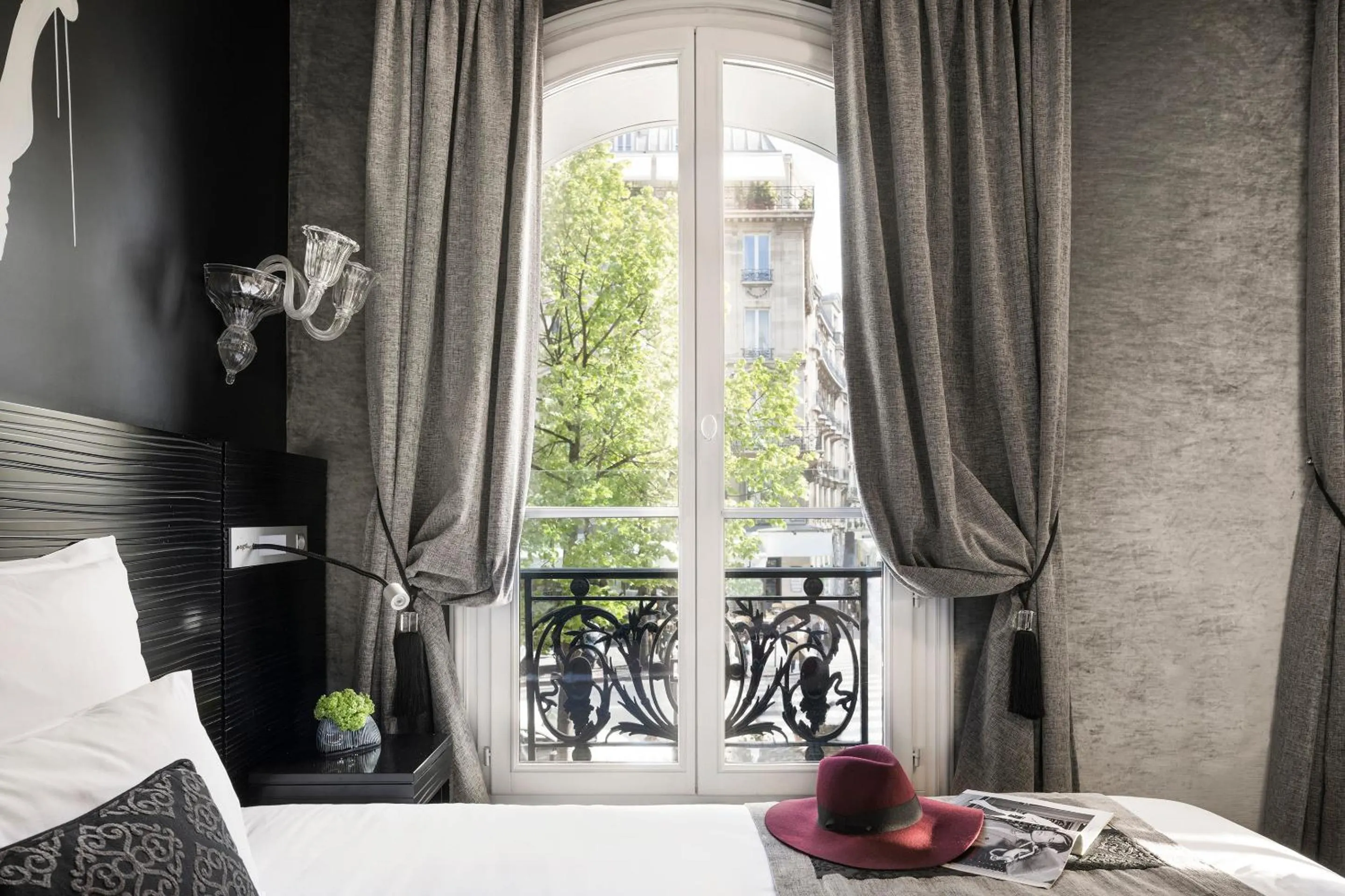 Bed in Maison Albar- Le Champs-Elysées