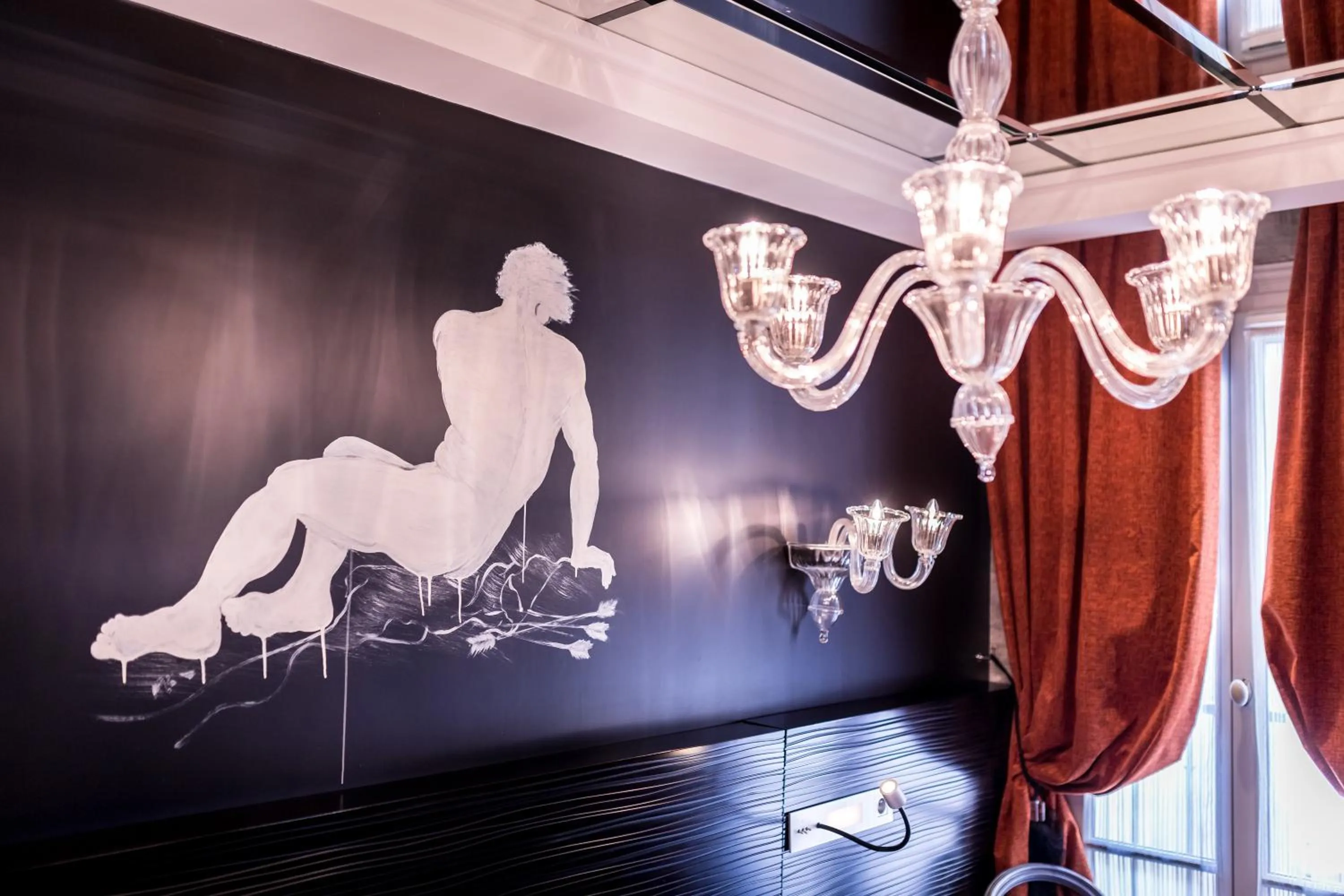 Decorative detail in Maison Albar- Le Champs-Elysées