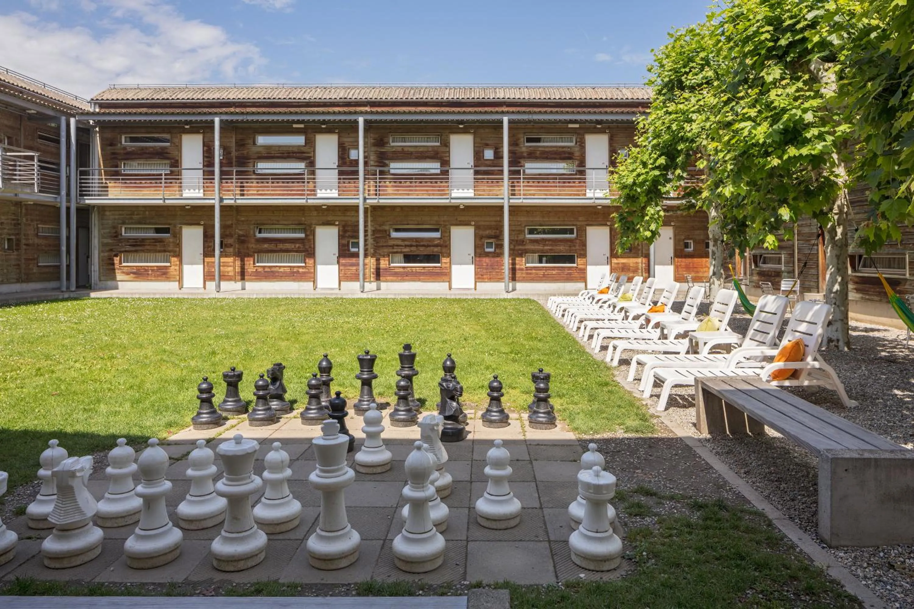 Patio in Lausanne Youth Hostel Jeunotel