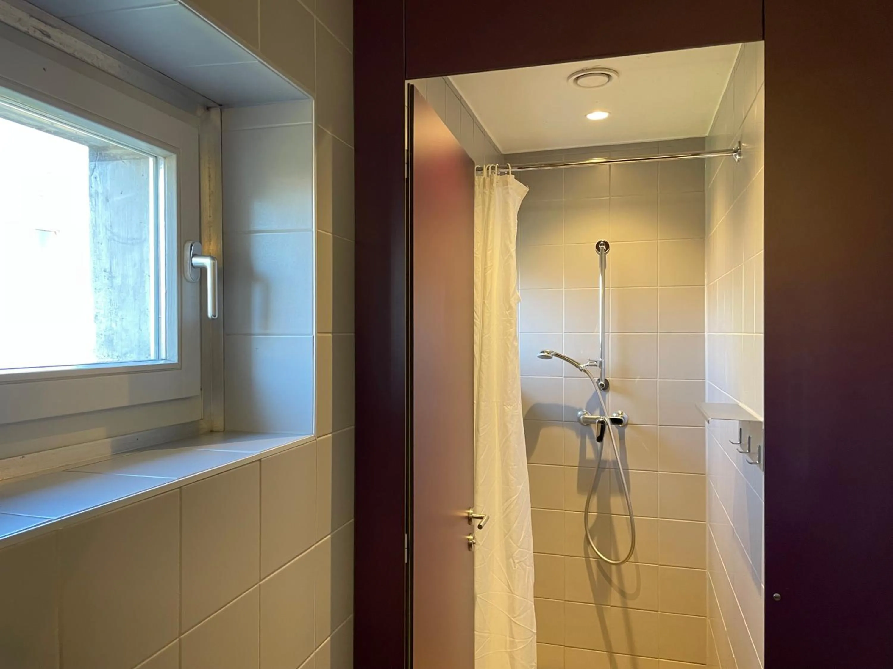 Bathroom in Lausanne Youth Hostel Jeunotel