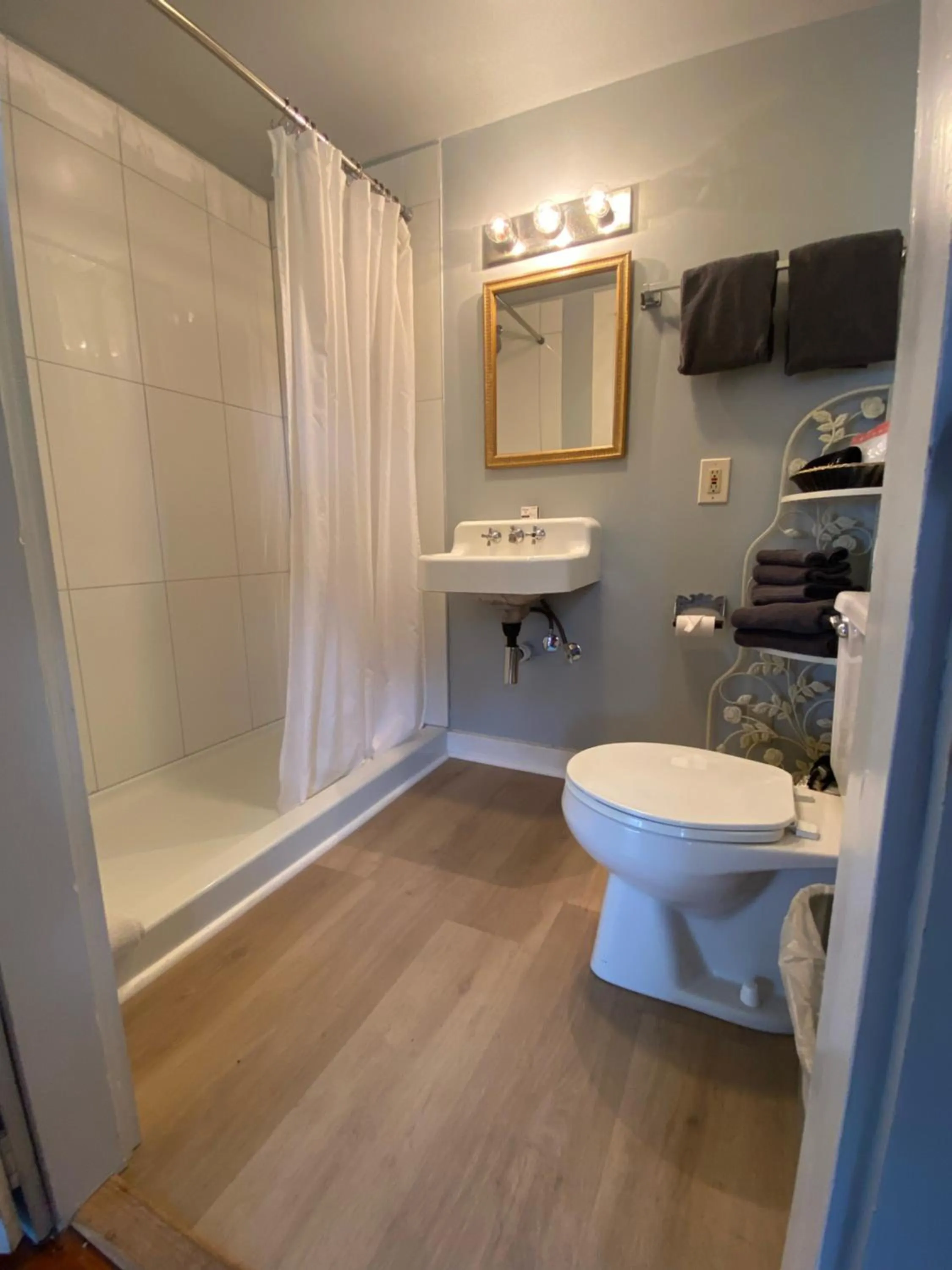 Shower in High Tide Inn on the Ocean, Motel and Cottages