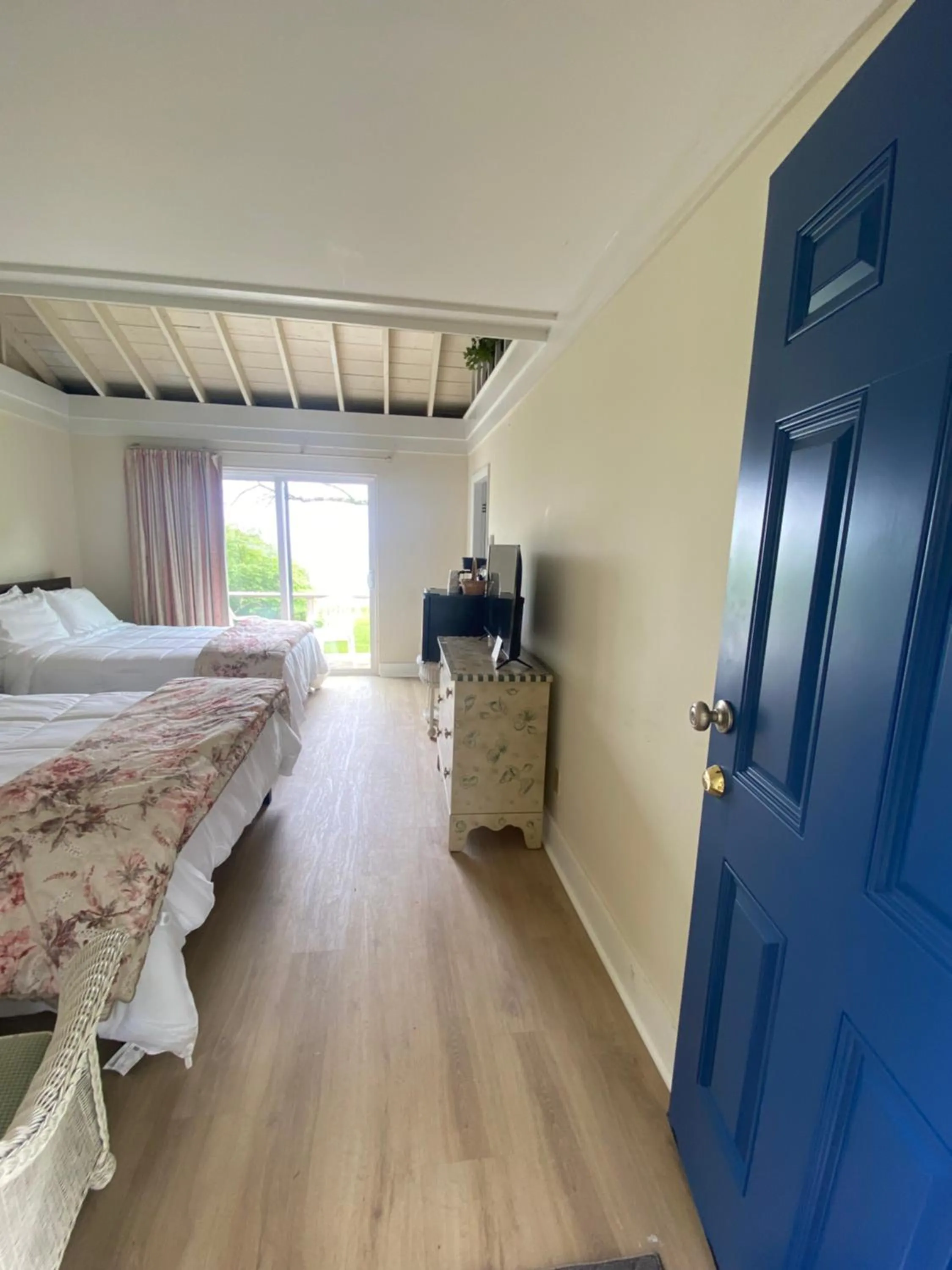 Bed in High Tide Inn on the Ocean, Motel and Cottages