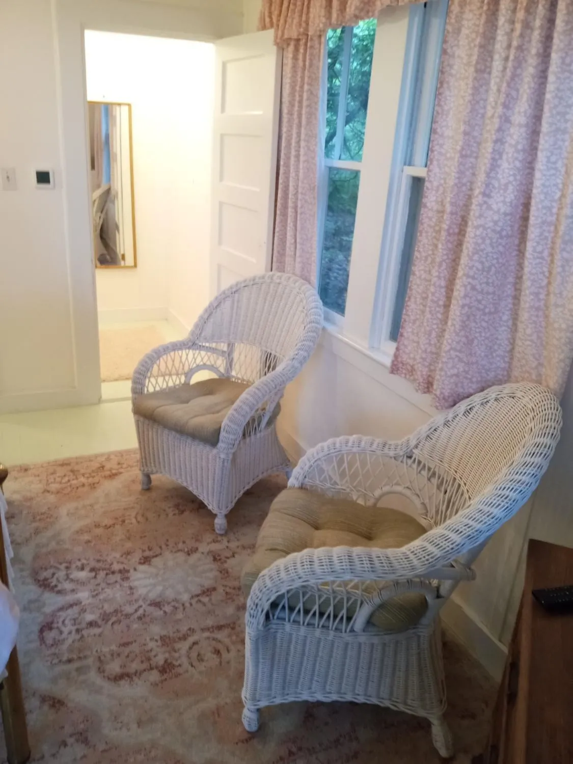 Seating area in High Tide Inn on the Ocean, Motel and Cottages