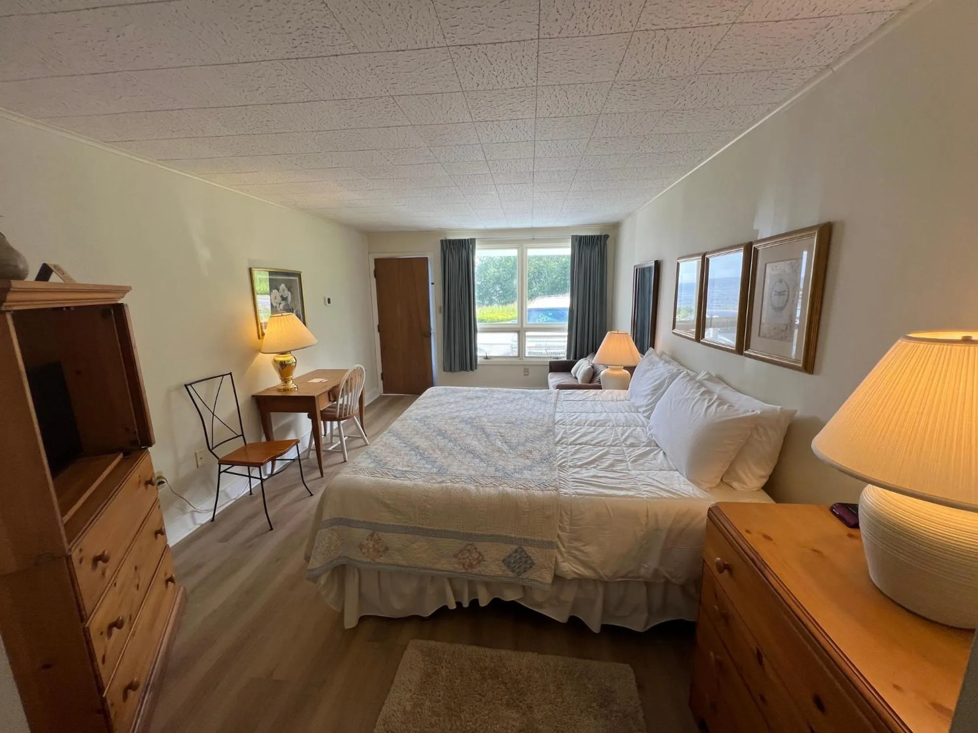 King Room with Sea View in High Tide Inn on the Ocean, Motel and Cottages