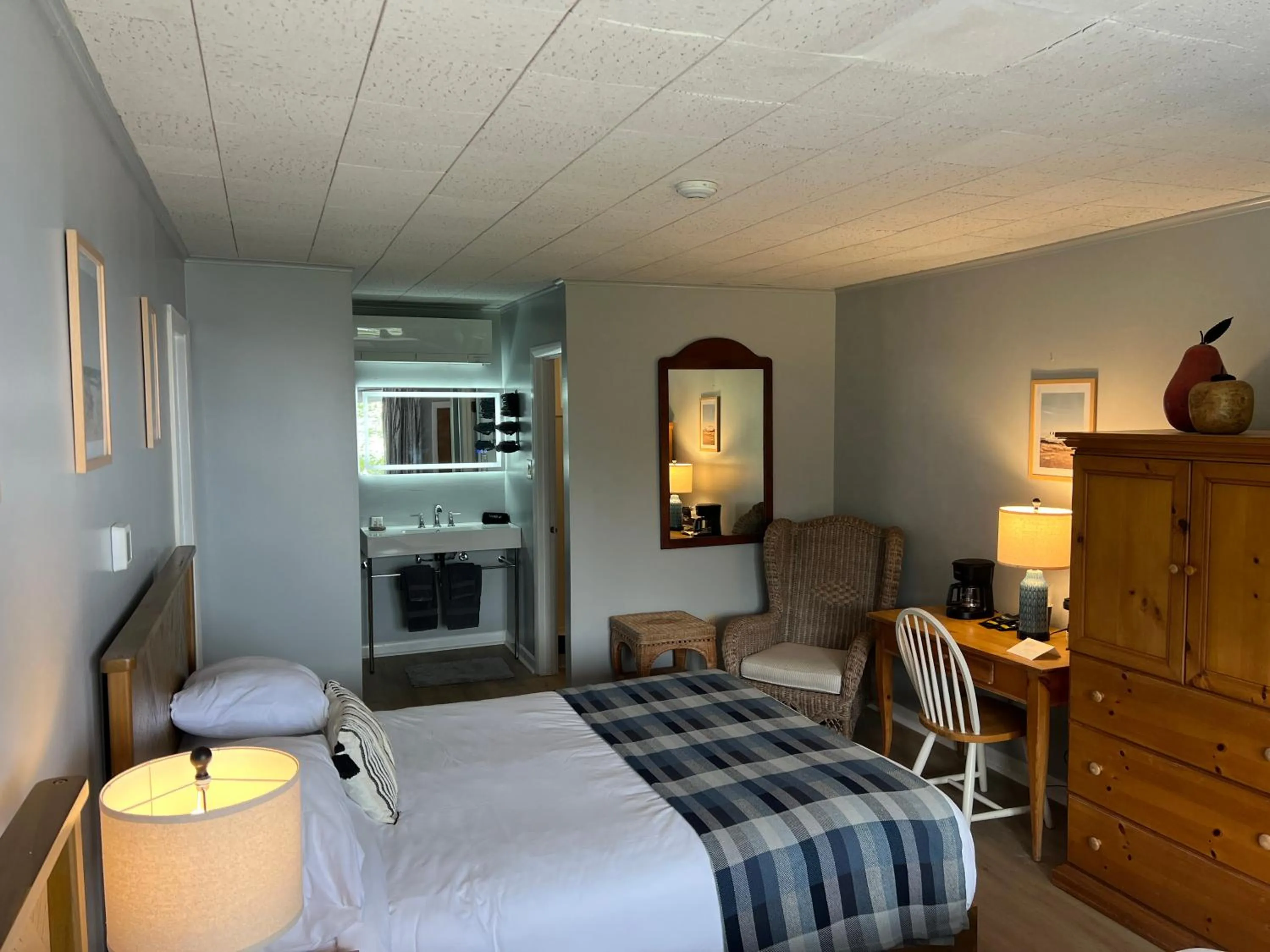 Bed in High Tide Inn on the Ocean, Motel and Cottages