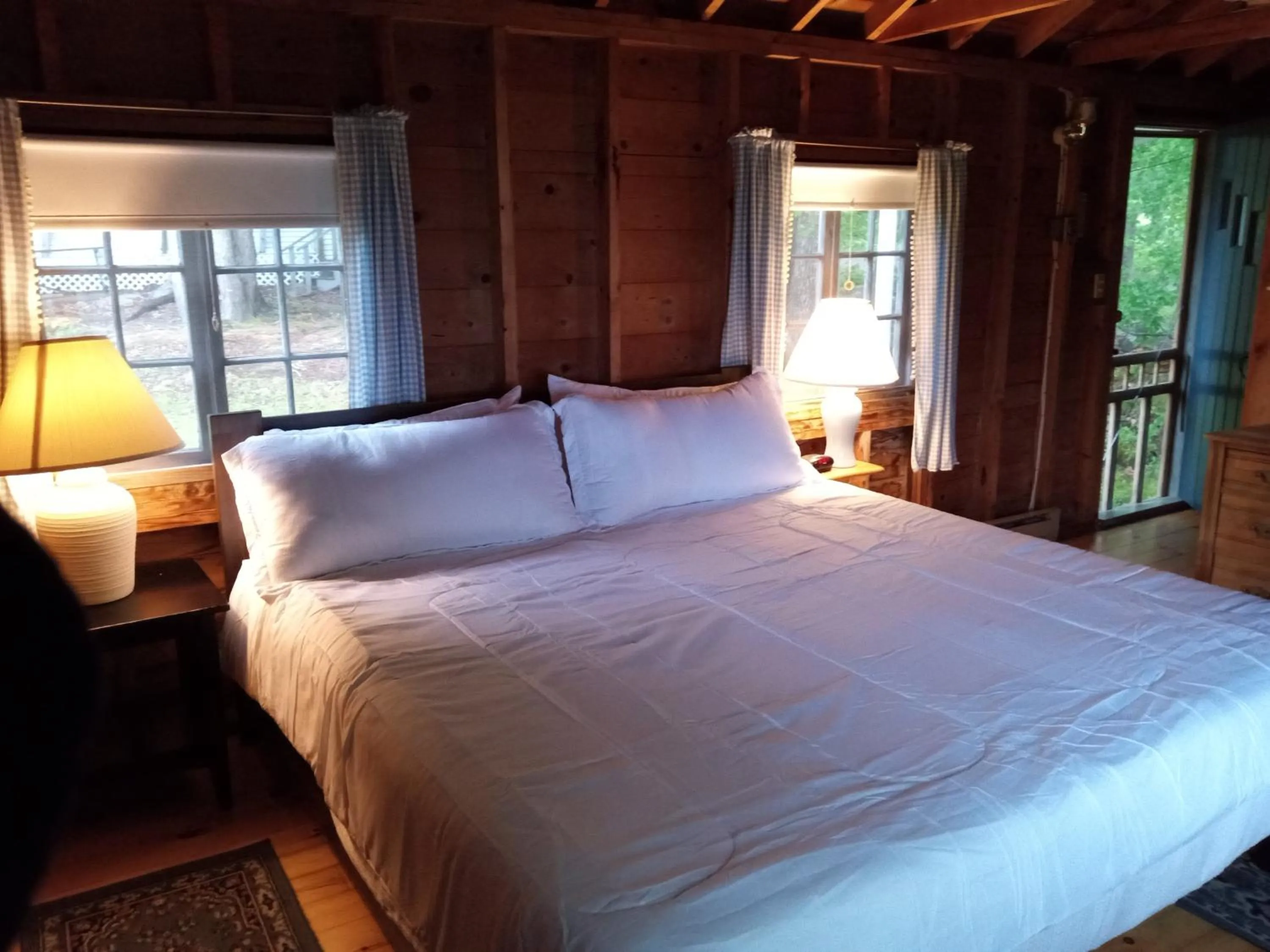 Bed in High Tide Inn on the Ocean, Motel and Cottages