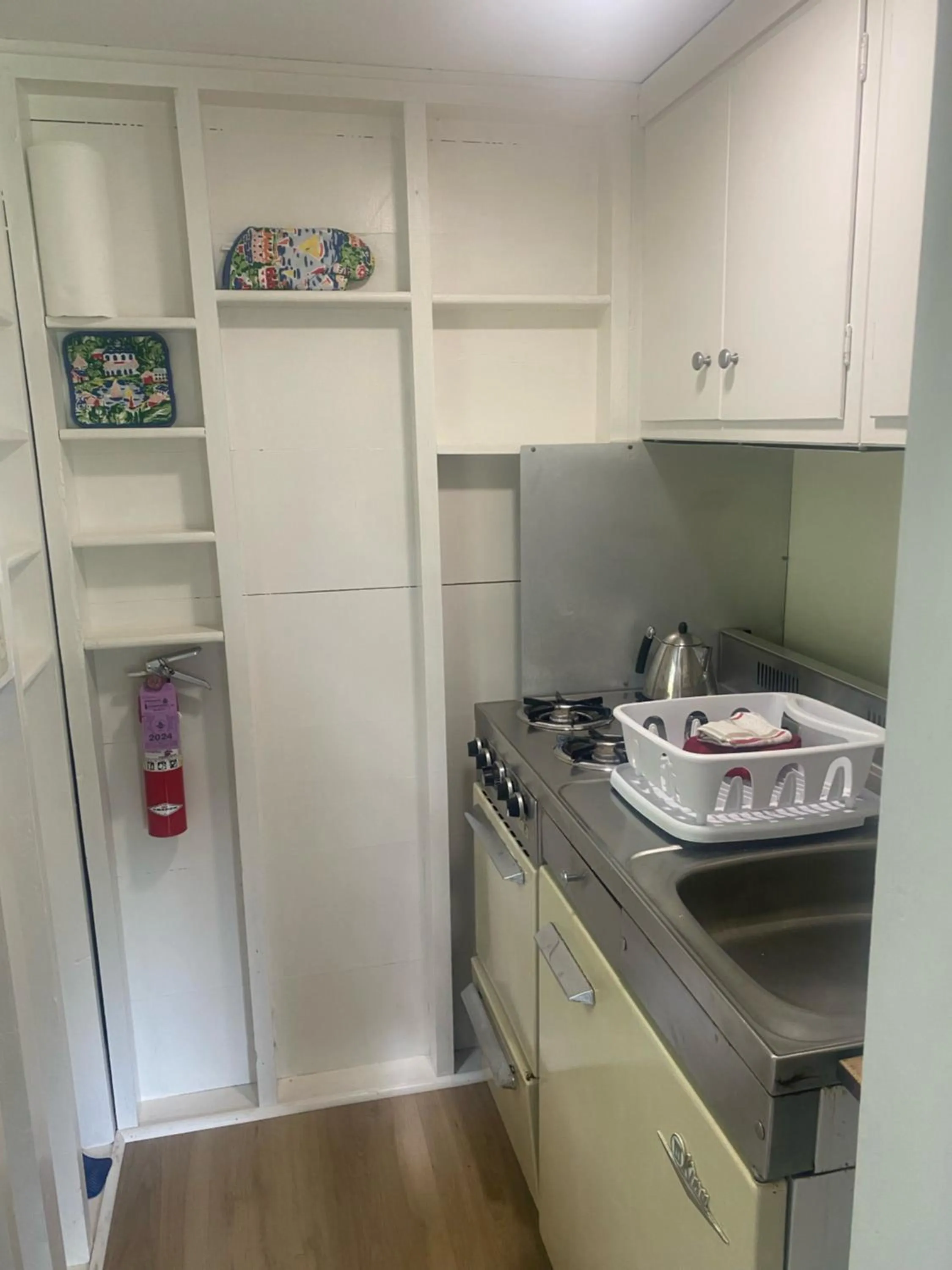 Kitchen or kitchenette in High Tide Inn on the Ocean, Motel and Cottages