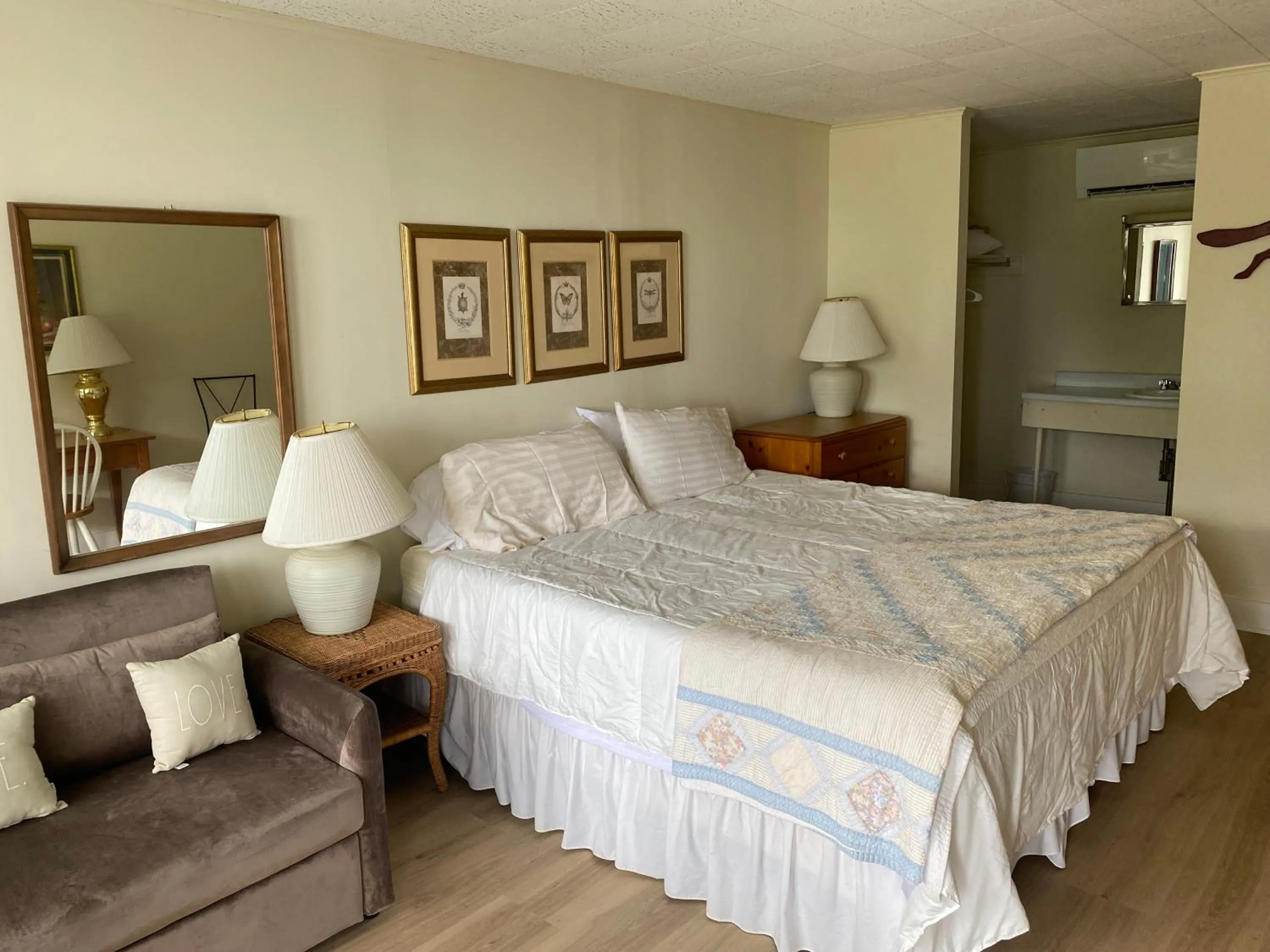 Bed in High Tide Inn on the Ocean, Motel and Cottages