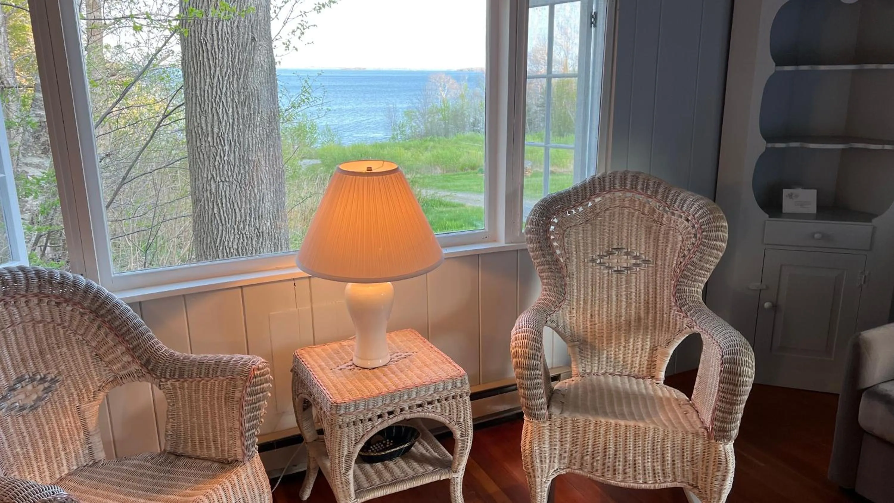 Seating area in High Tide Inn on the Ocean, Motel and Cottages