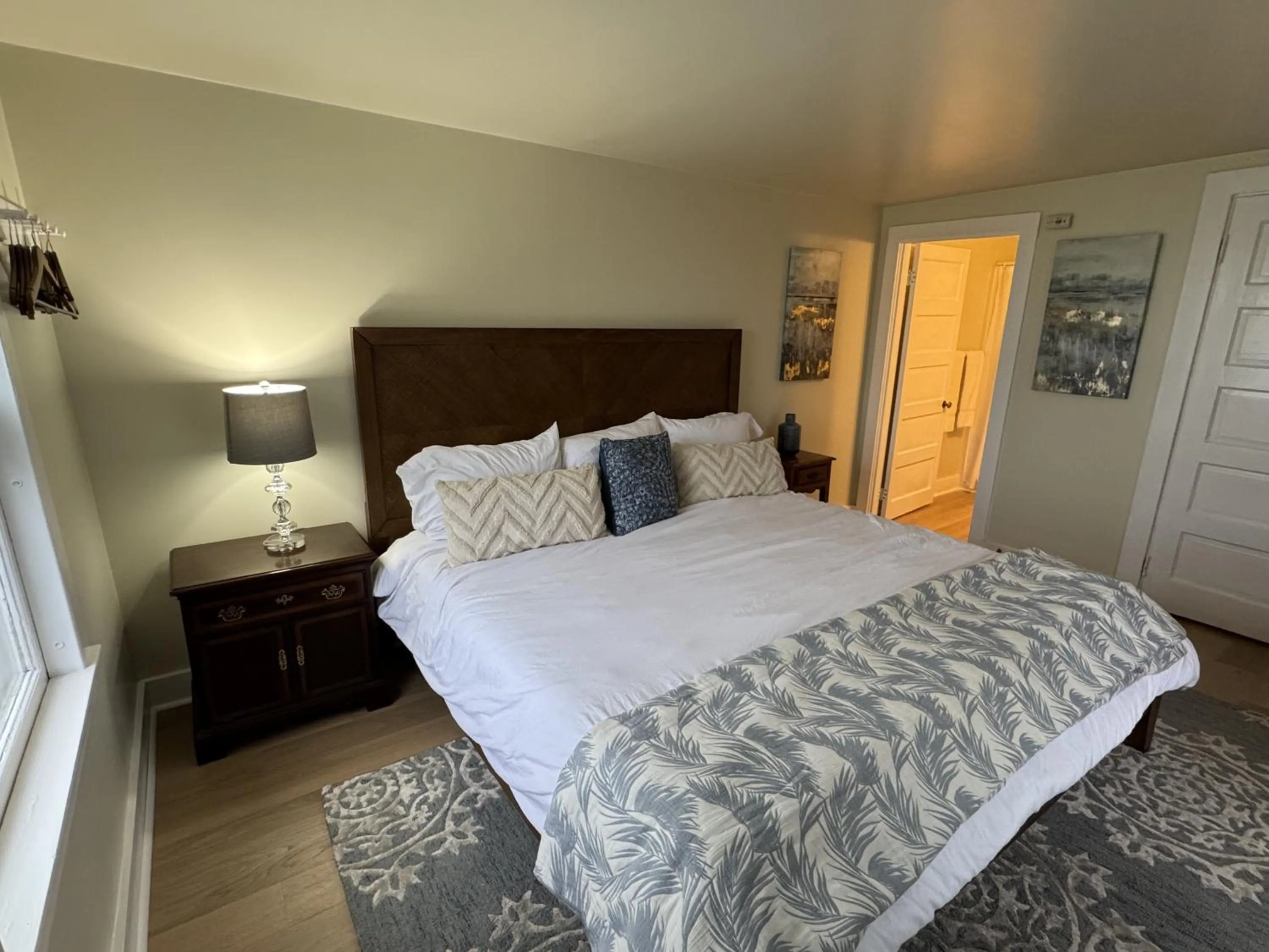 Bed in High Tide Inn on the Ocean, Motel and Cottages