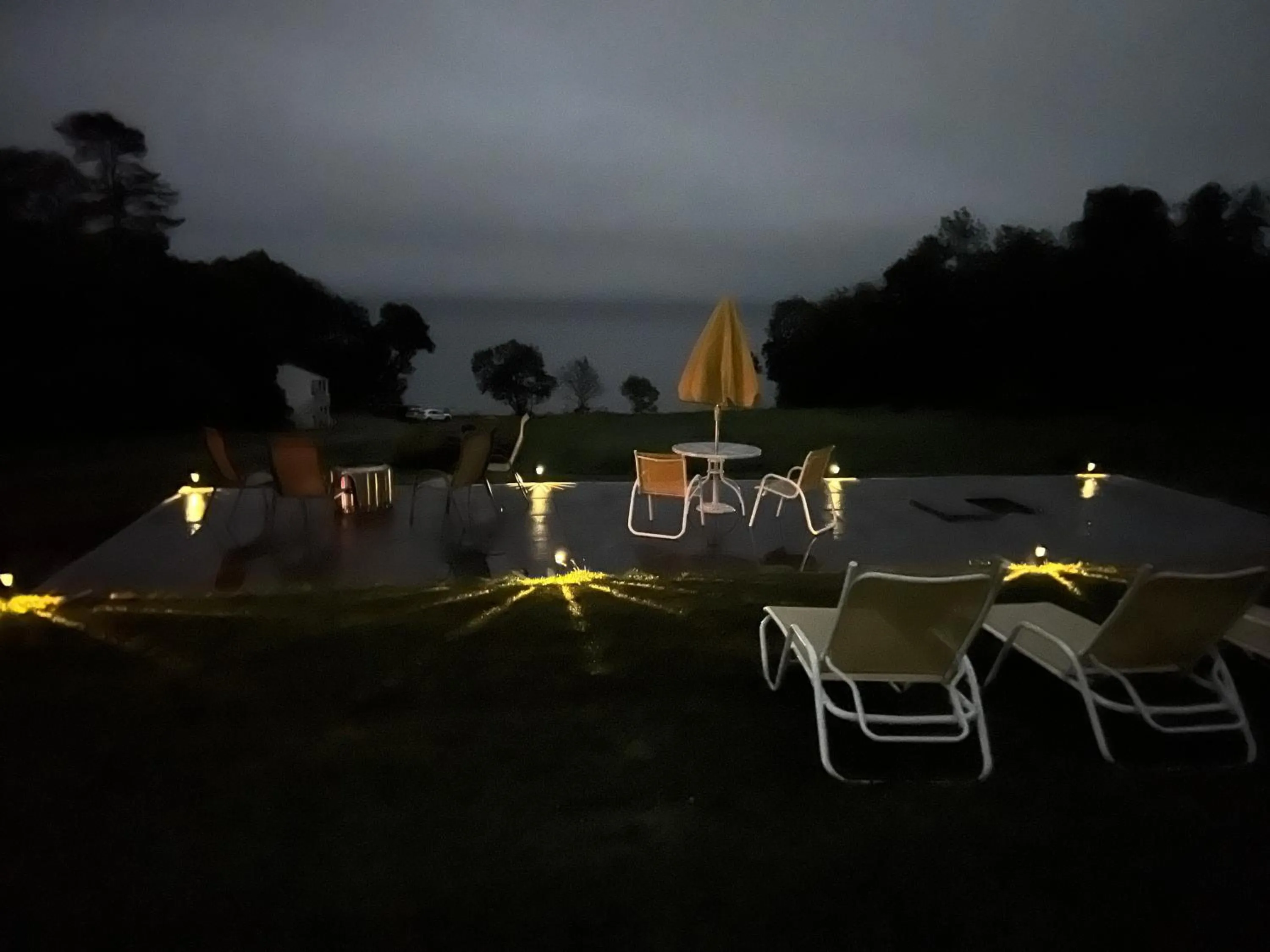 Night in High Tide Inn on the Ocean, Motel and Cottages