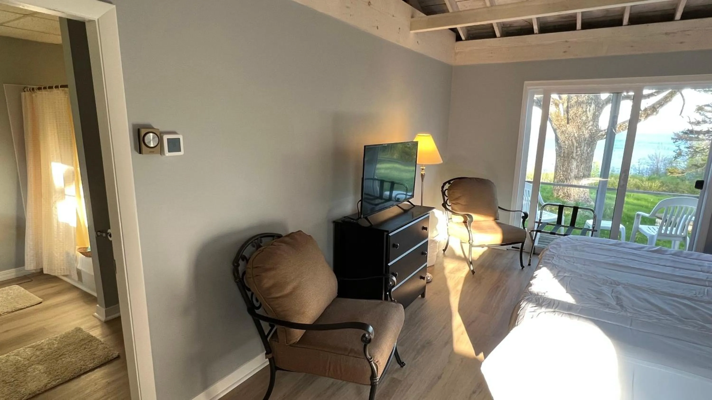 Bed in High Tide Inn on the Ocean, Motel and Cottages