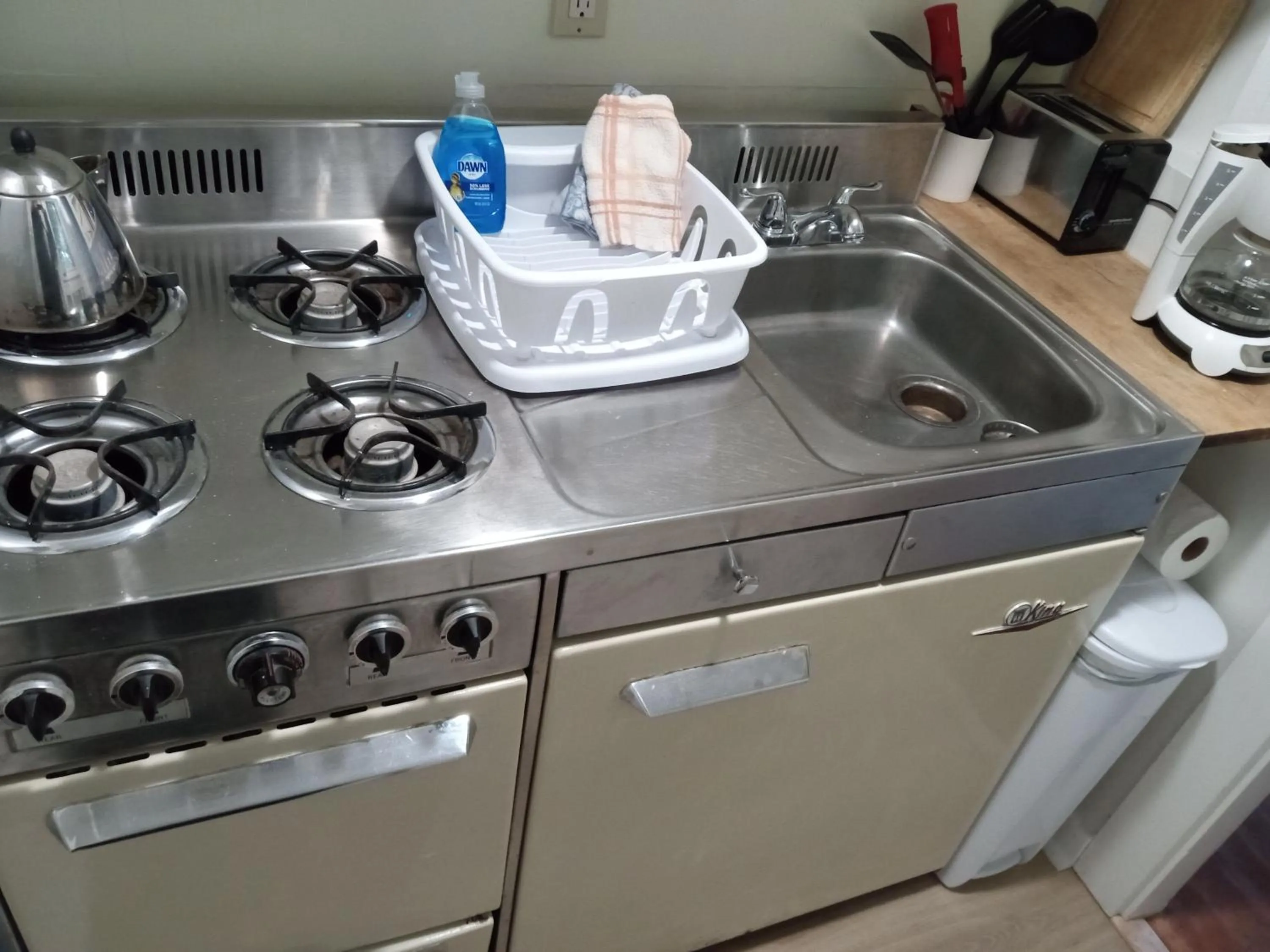 Kitchen or kitchenette in High Tide Inn on the Ocean, Motel and Cottages
