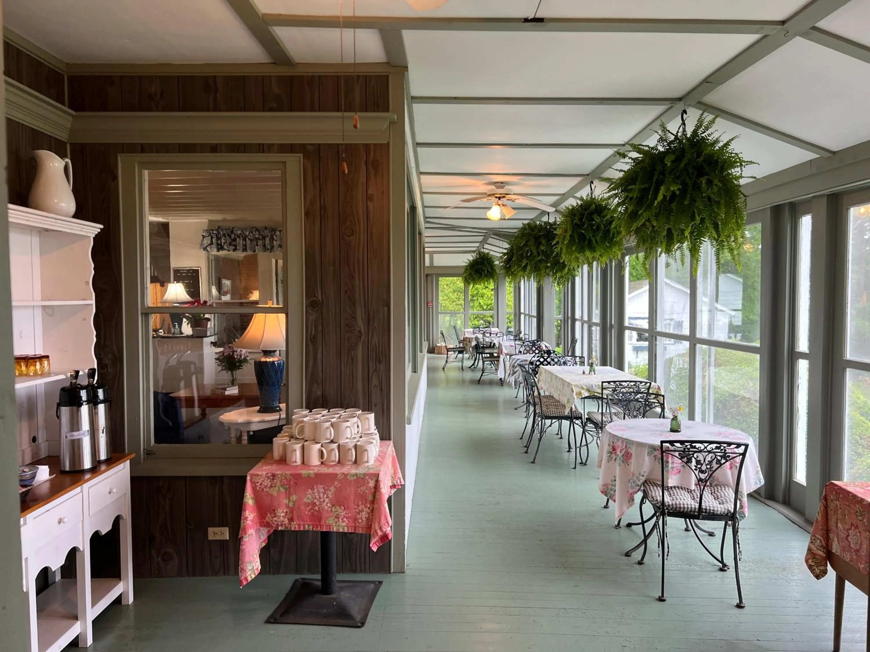Seating area in High Tide Inn on the Ocean, Motel and Cottages