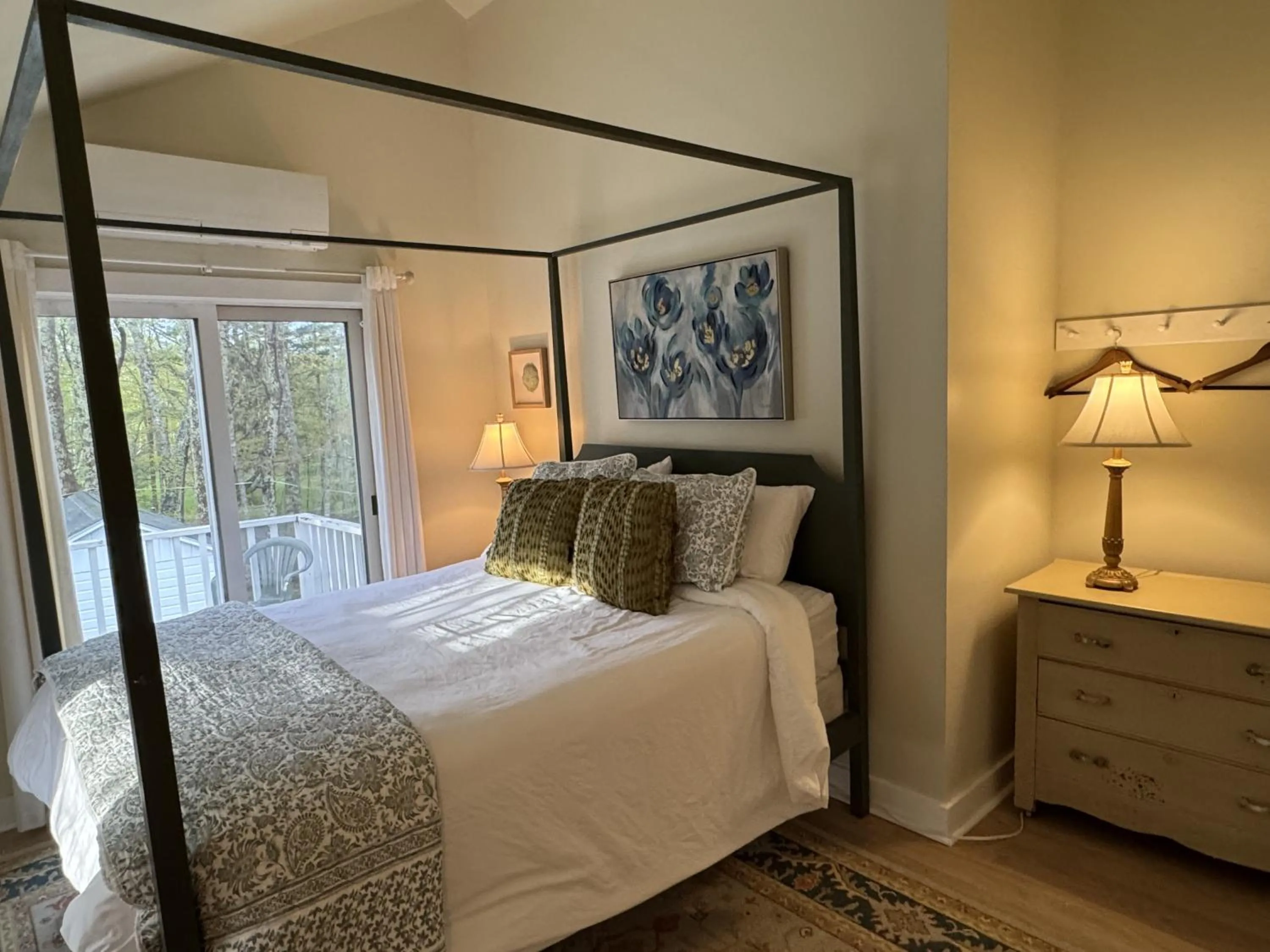 Bed in High Tide Inn on the Ocean, Motel and Cottages