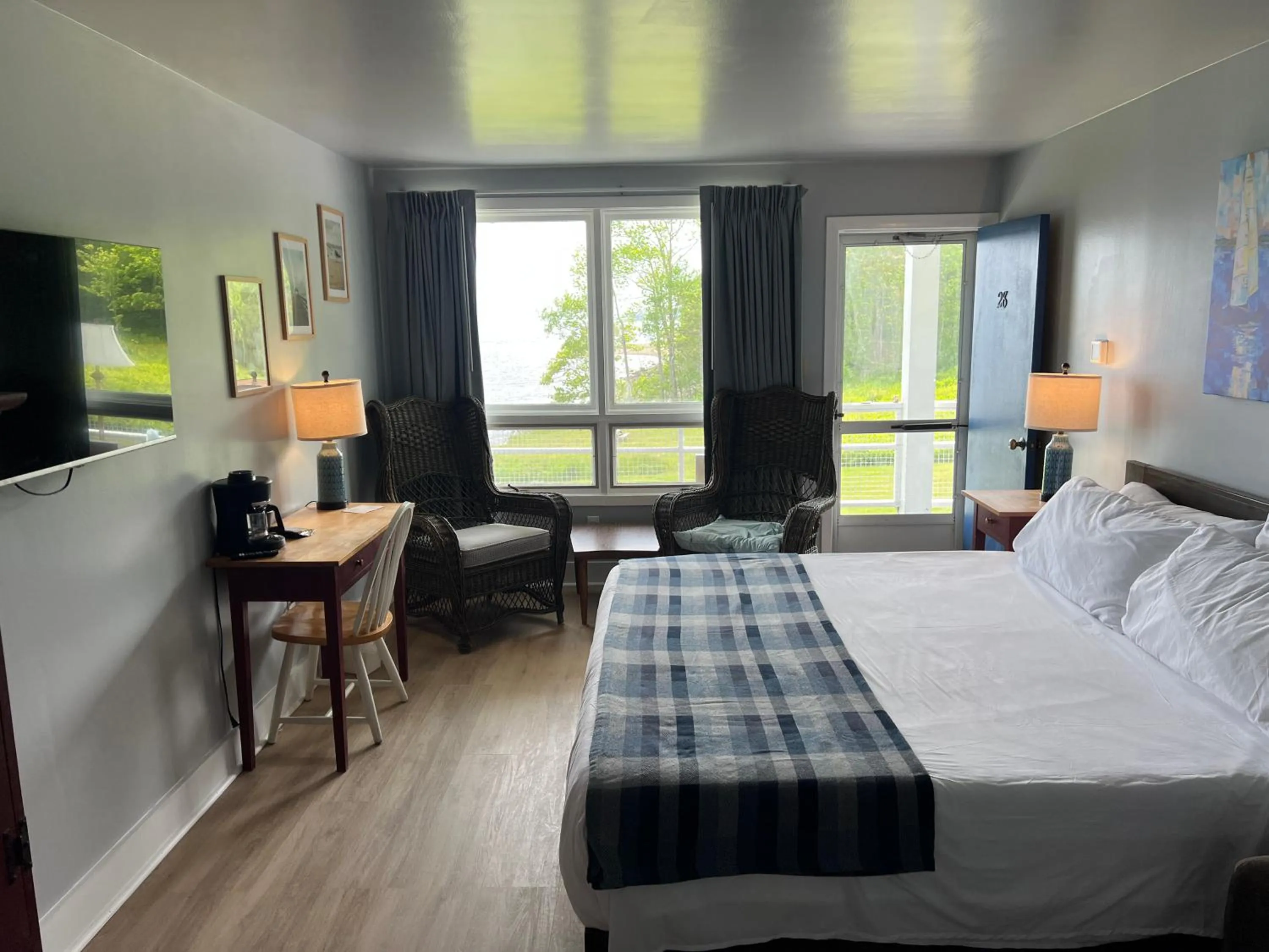 Bed in High Tide Inn on the Ocean, Motel and Cottages