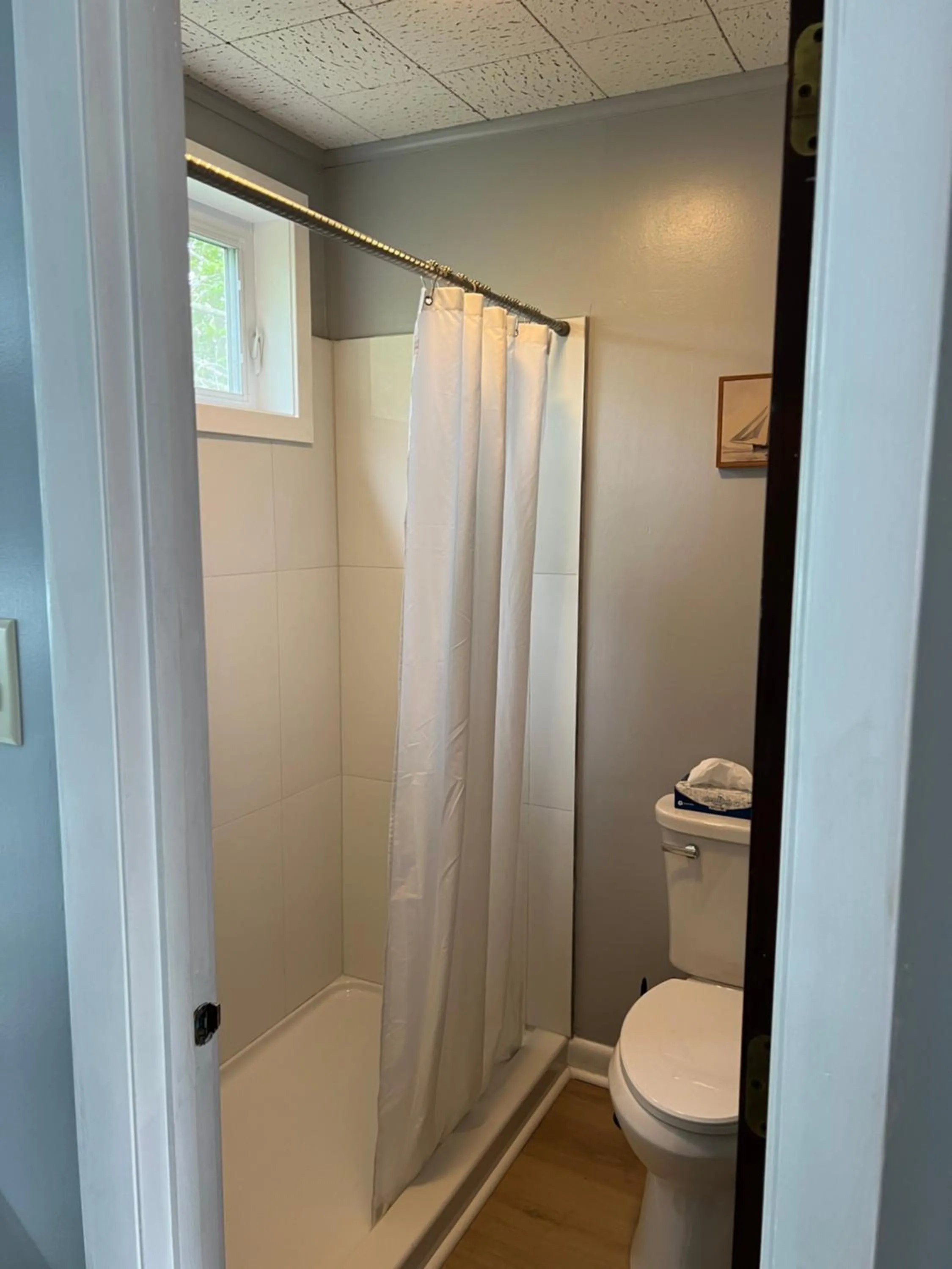 Shower in High Tide Inn on the Ocean, Motel and Cottages