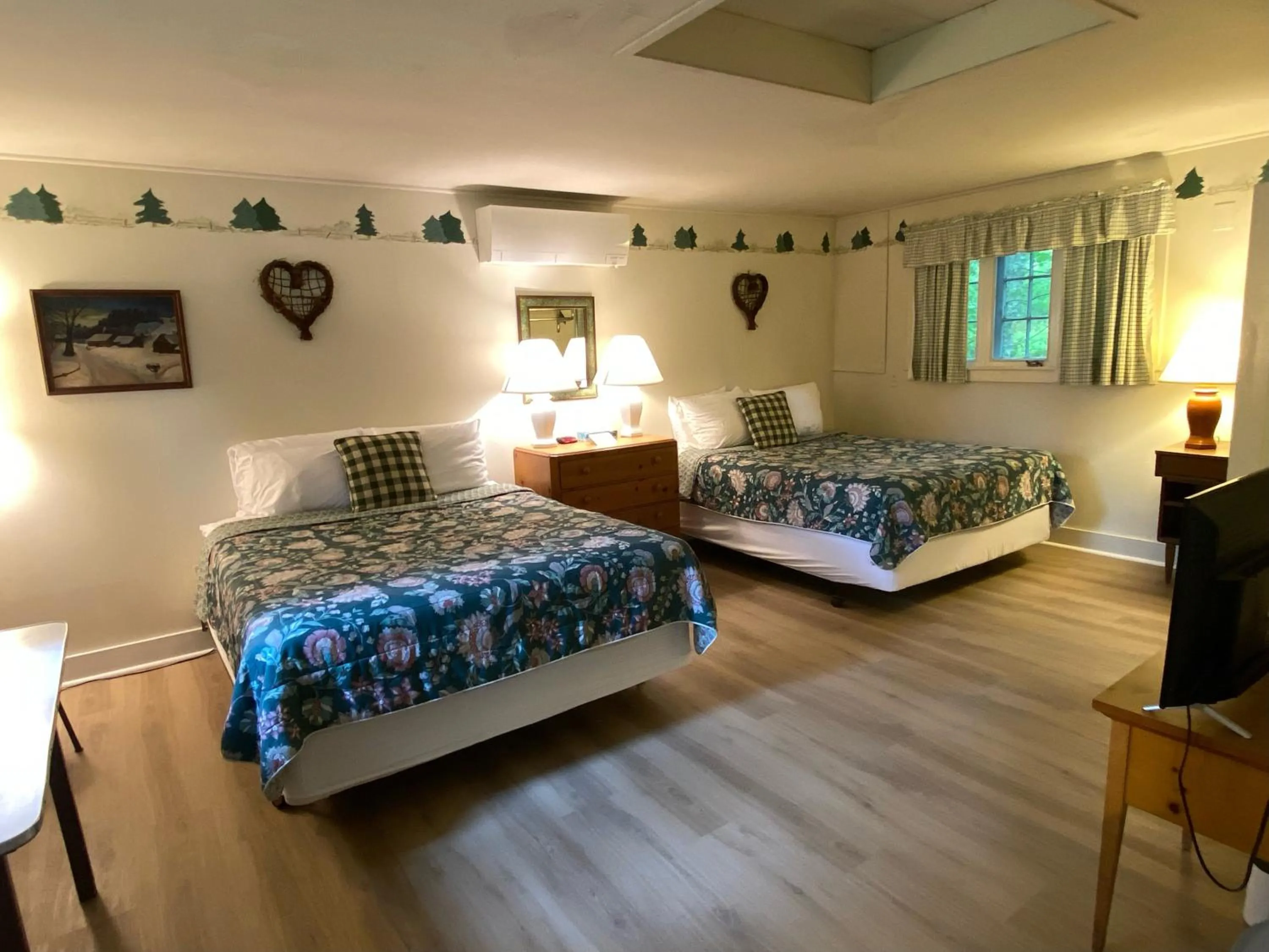Bungalow with Garden View in High Tide Inn on the Ocean, Motel and Cottages