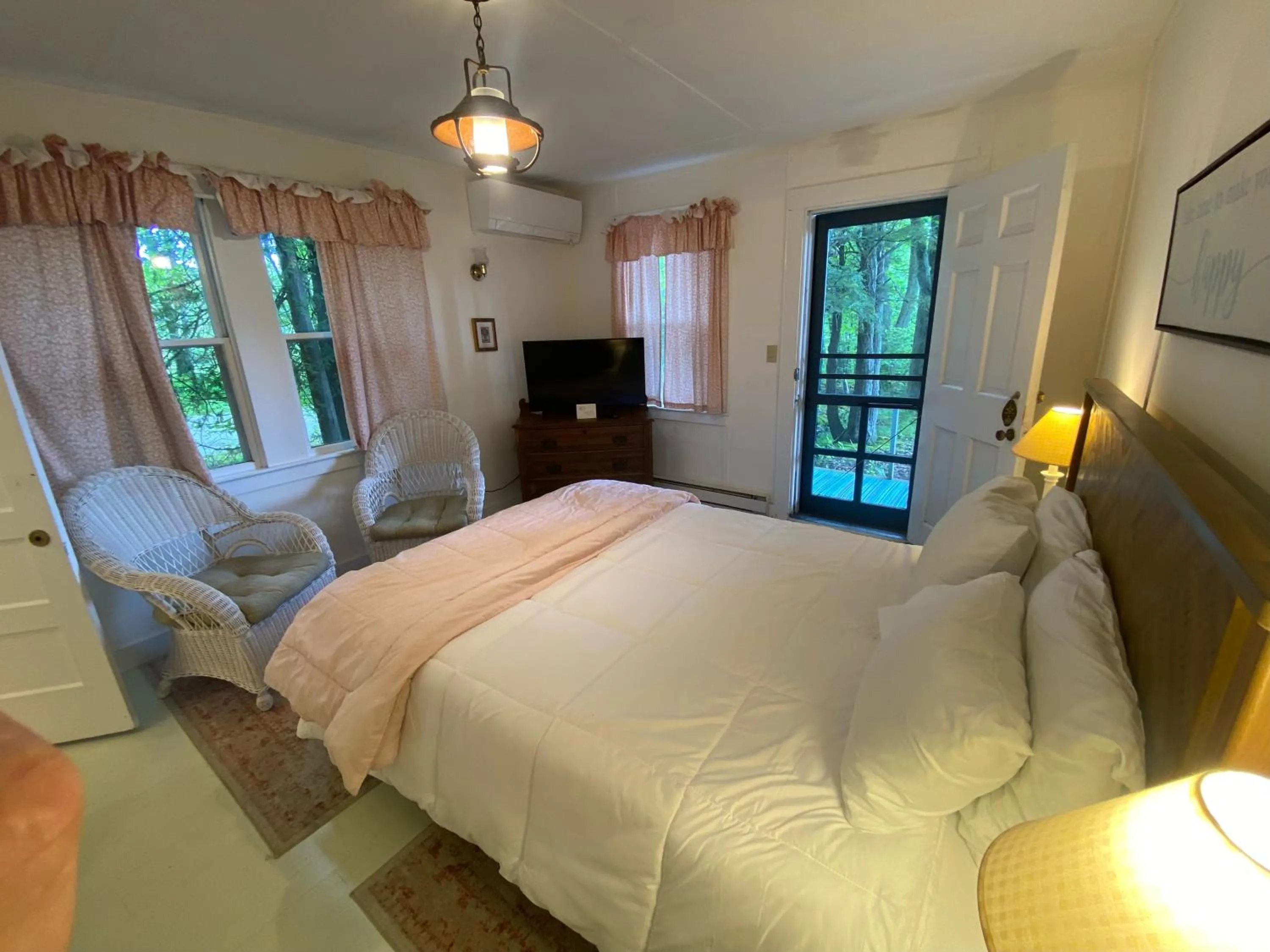 Bed in High Tide Inn on the Ocean, Motel and Cottages