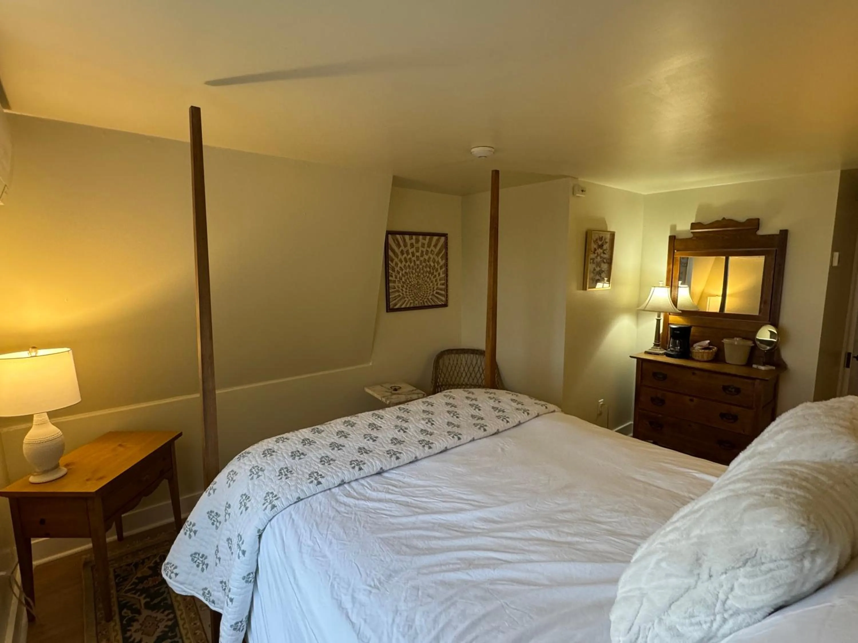 Bed in High Tide Inn on the Ocean, Motel and Cottages