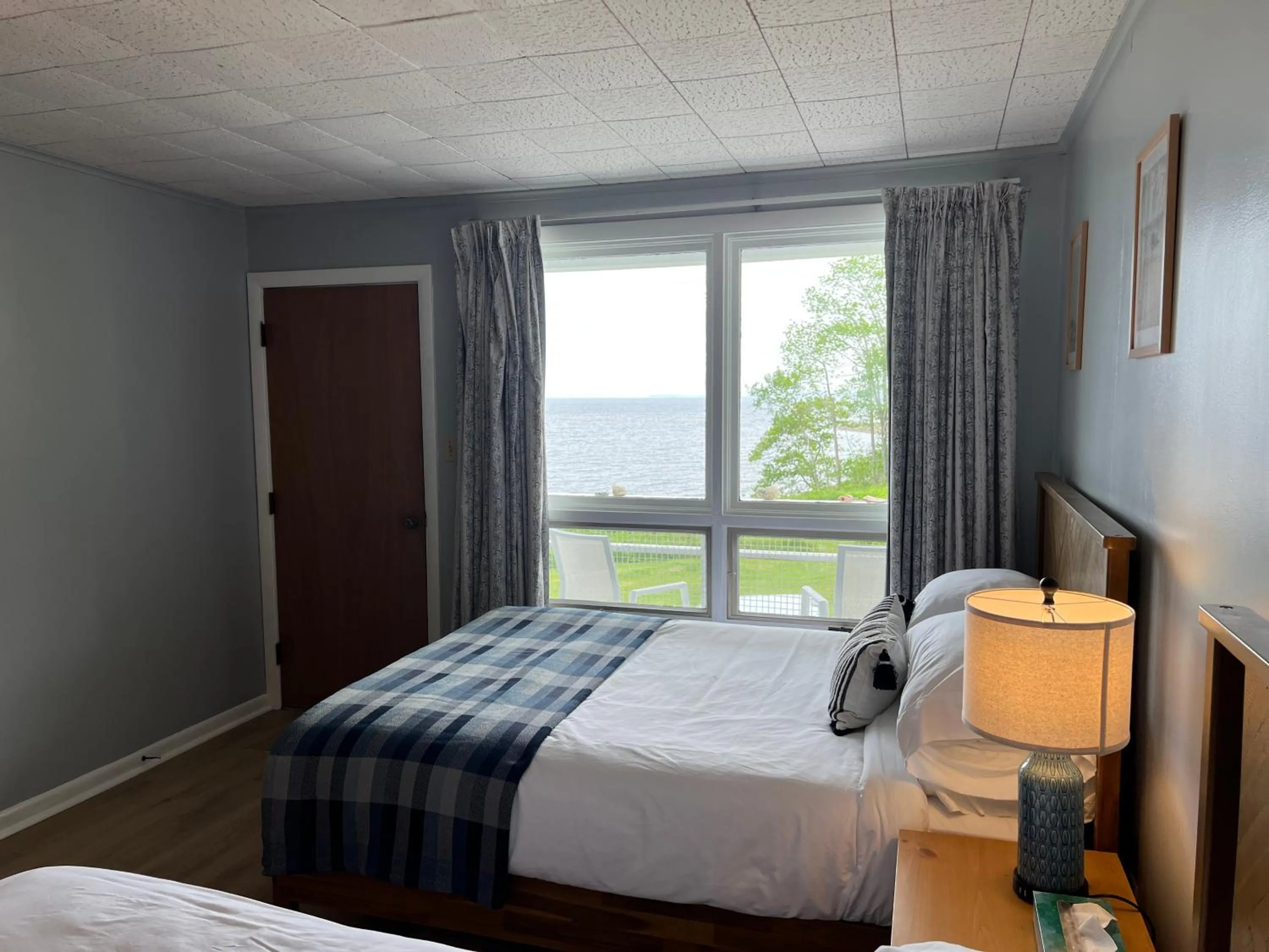 Bed in High Tide Inn on the Ocean, Motel and Cottages