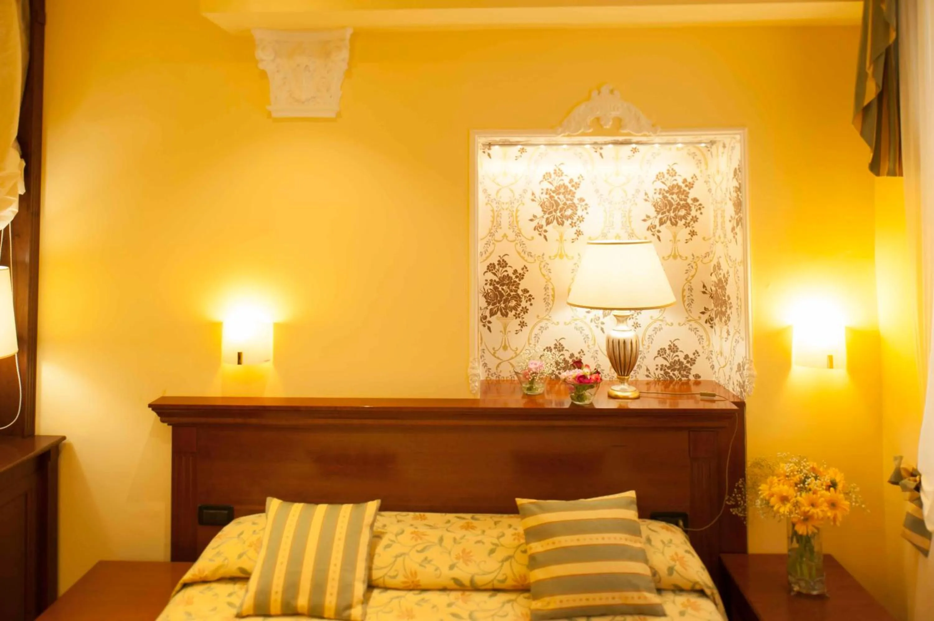 Decorative detail, Bed in Hotel Astigiana & Appartamenti