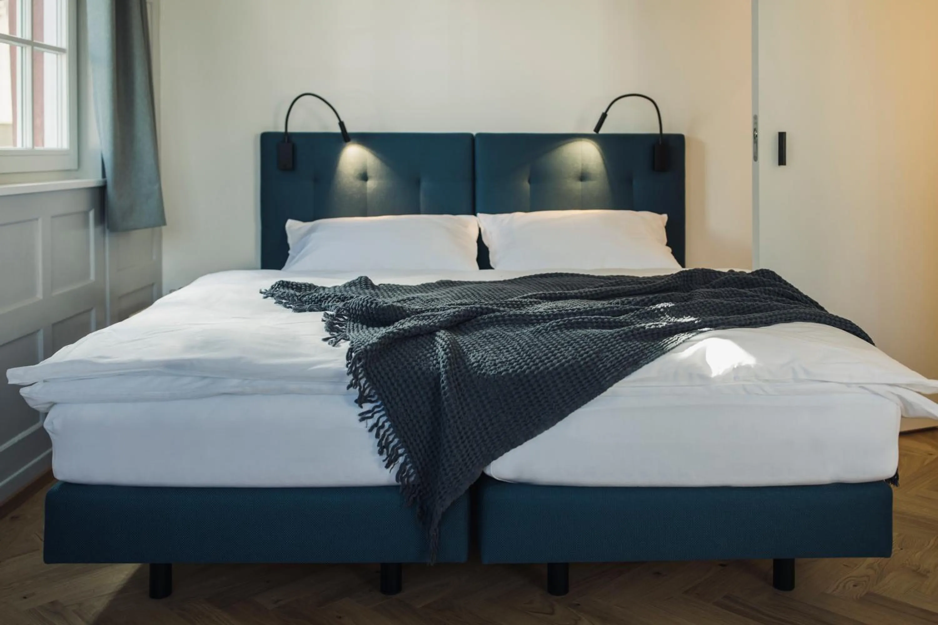 Photo of the whole room, Bed in Krone Hard - self check-in