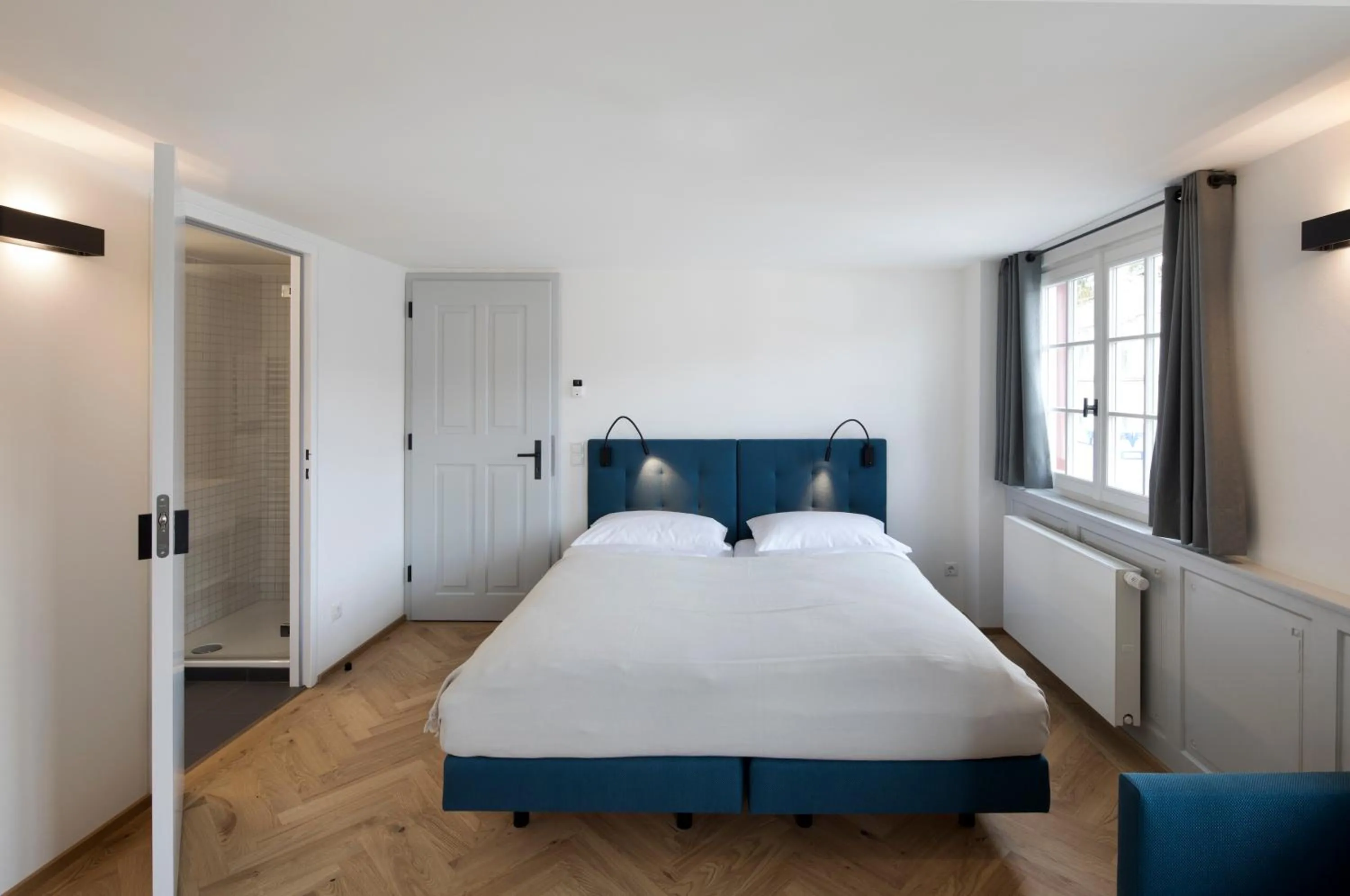 Photo of the whole room, Bed in Krone Hard - self check-in