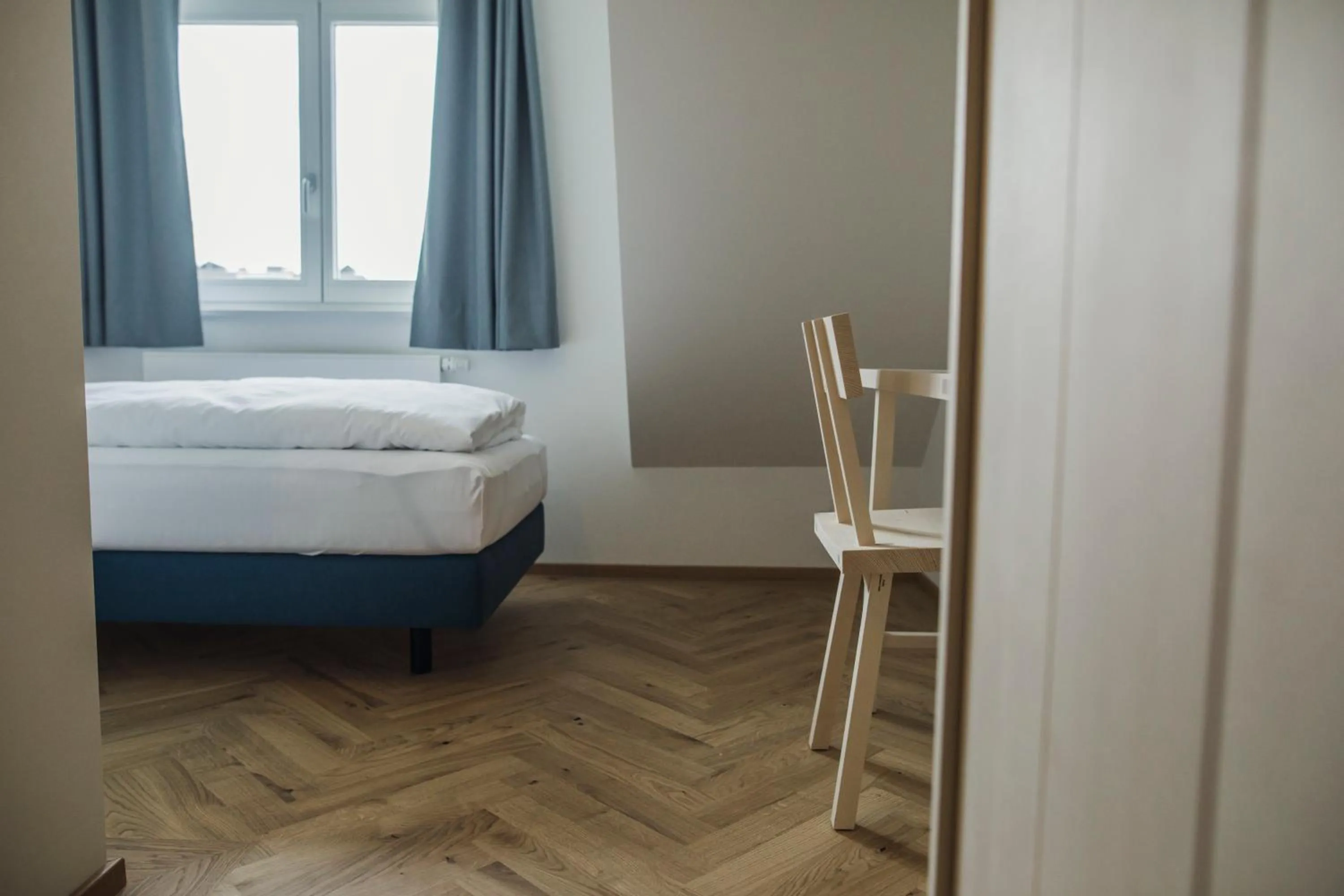 Photo of the whole room, Bed in Krone Hard - self check-in