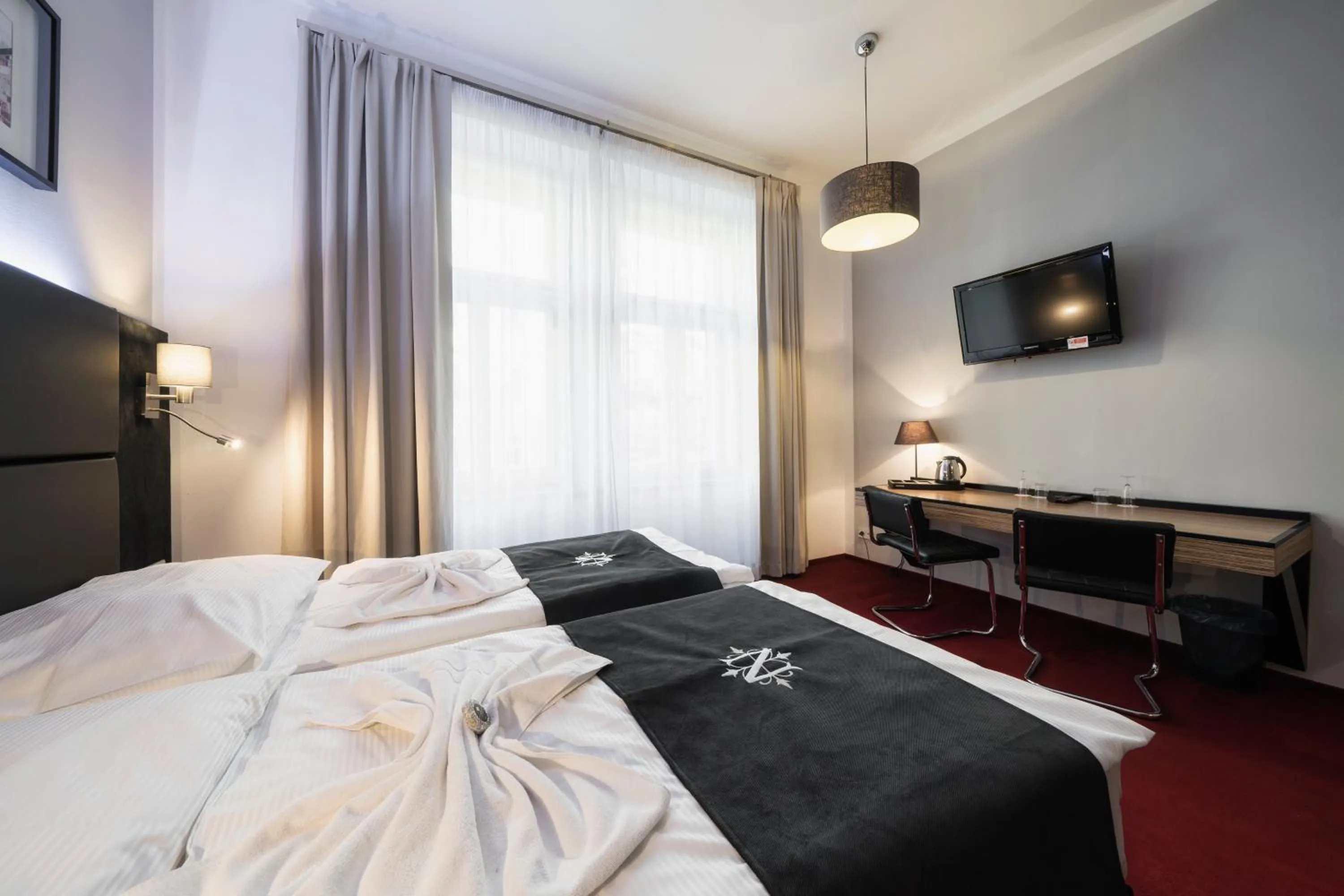 Photo of the whole room, Bed in Hotel NOIR