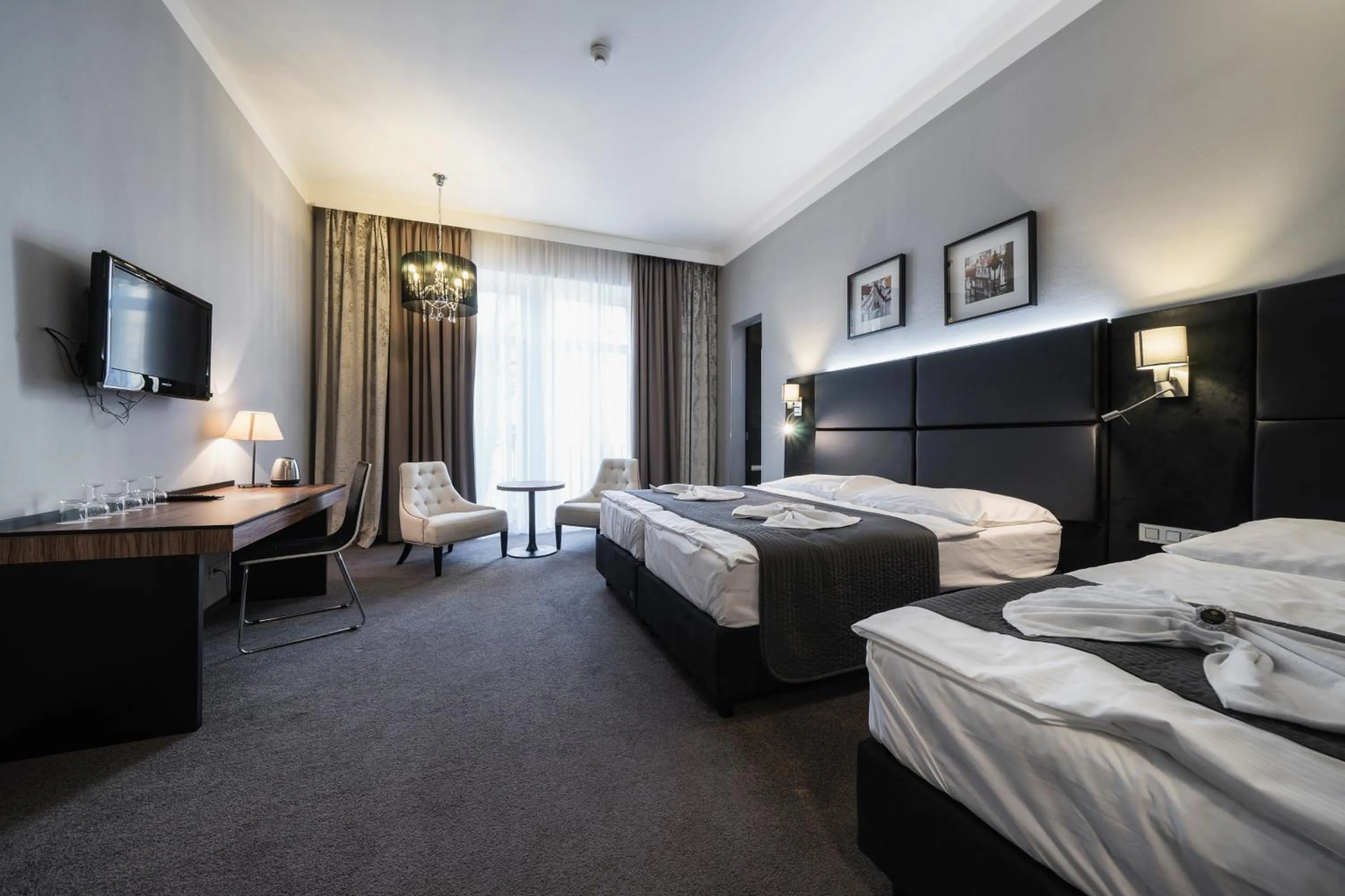 Photo of the whole room, Bed in Hotel NOIR