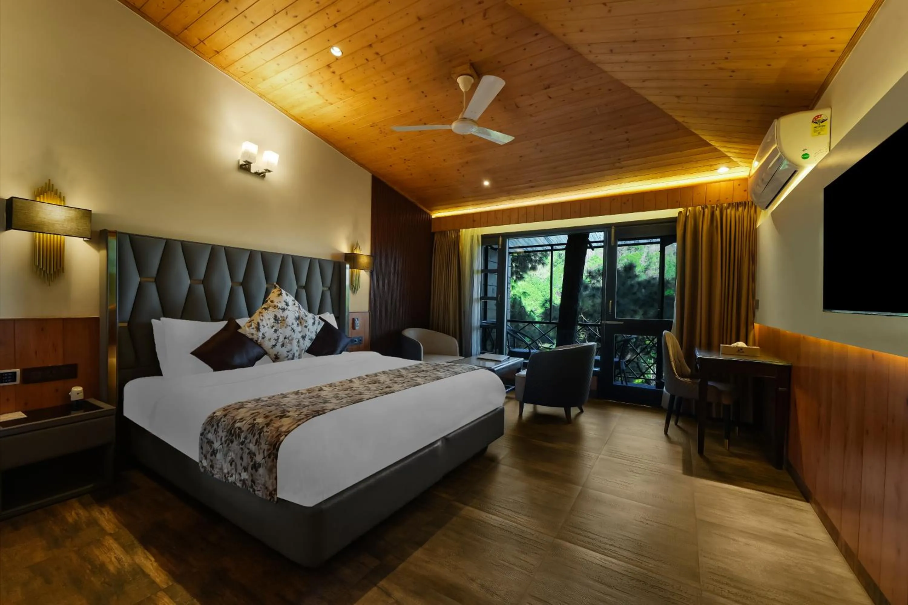 Bedroom, Bed in Kasauli Hills Resort