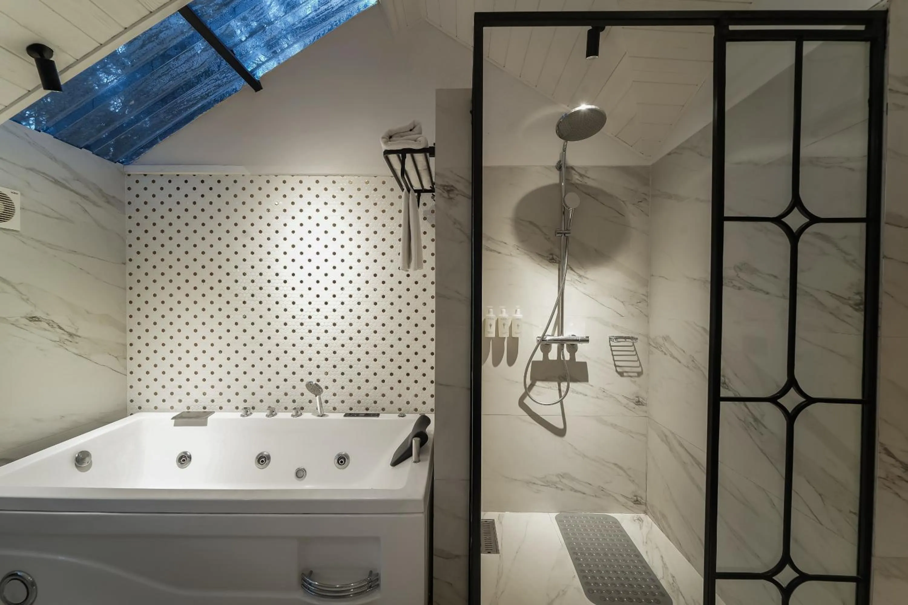 Bath in Kasauli Hills Resort