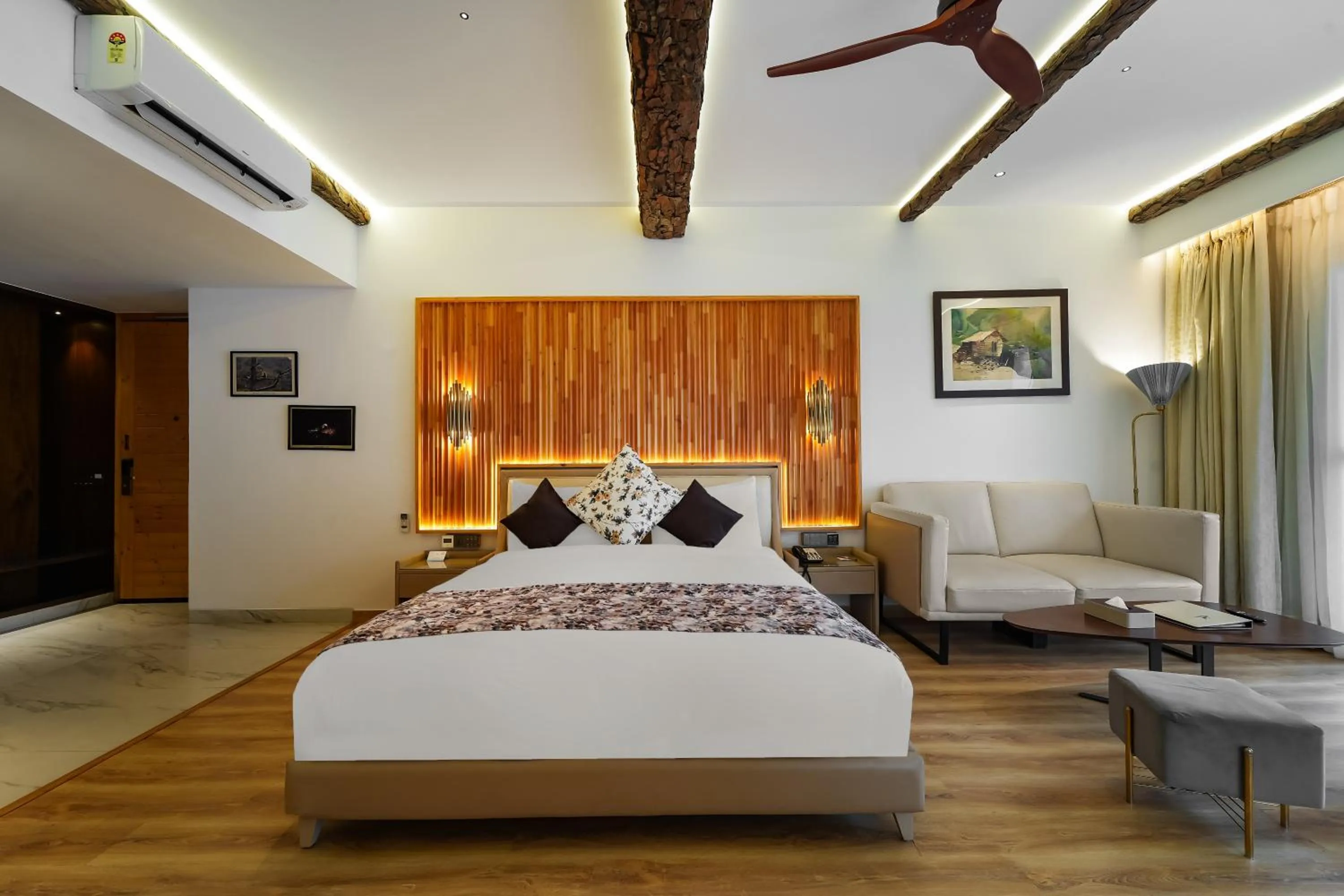 Bedroom, Bed in Kasauli Hills Resort
