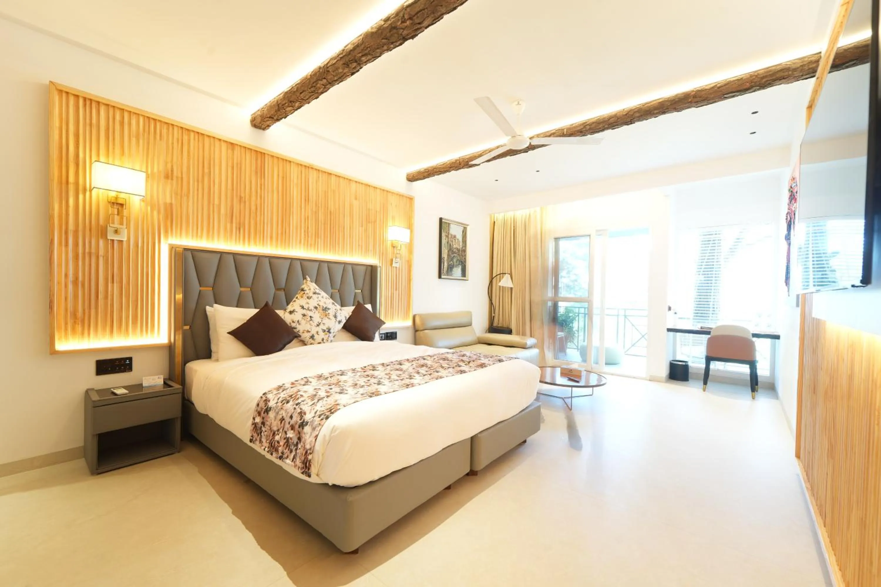 Bedroom, Bed in Kasauli Hills Resort
