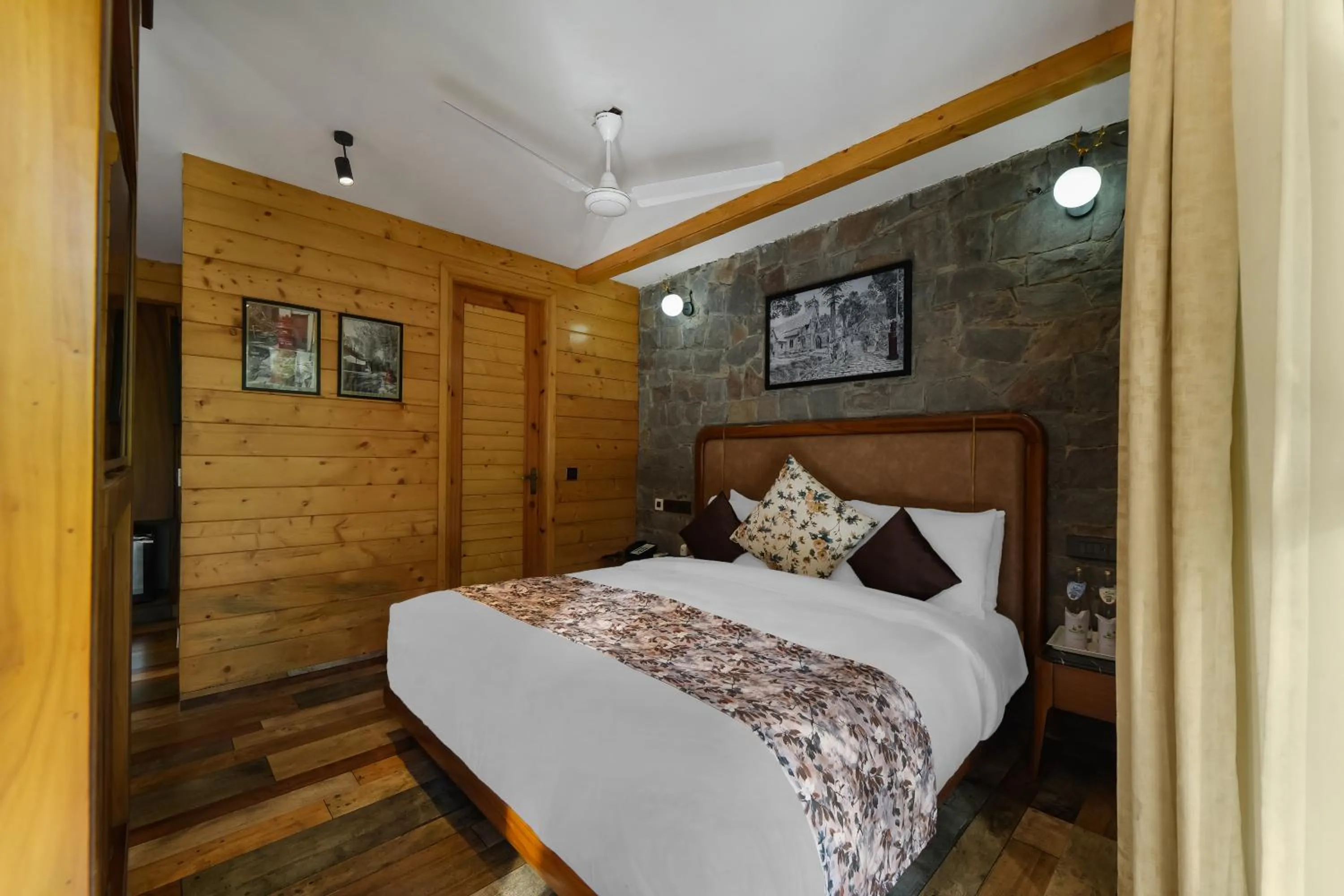 Bedroom, Bed in Kasauli Hills Resort