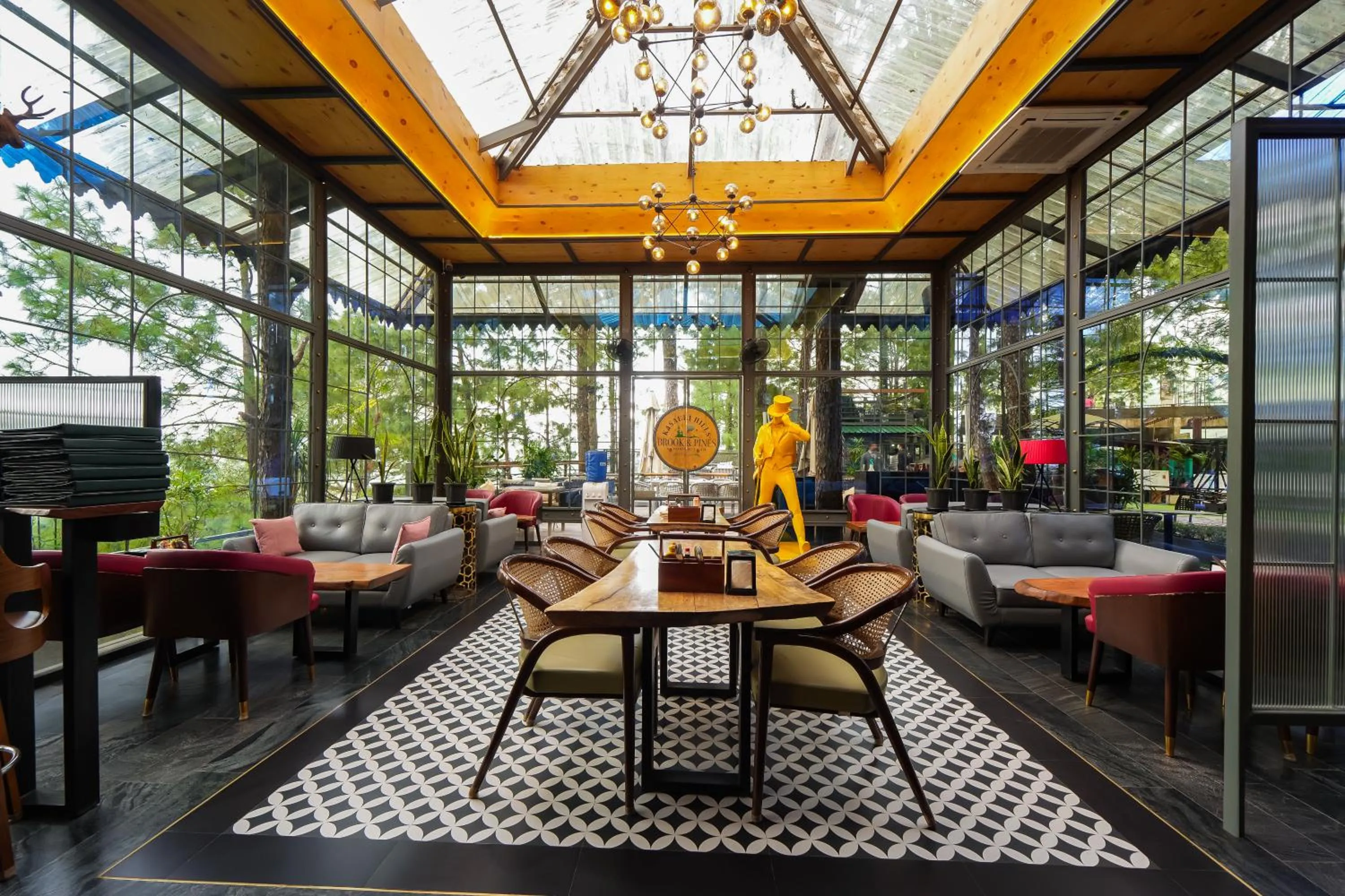 Lounge or bar in Kasauli Hills Resort