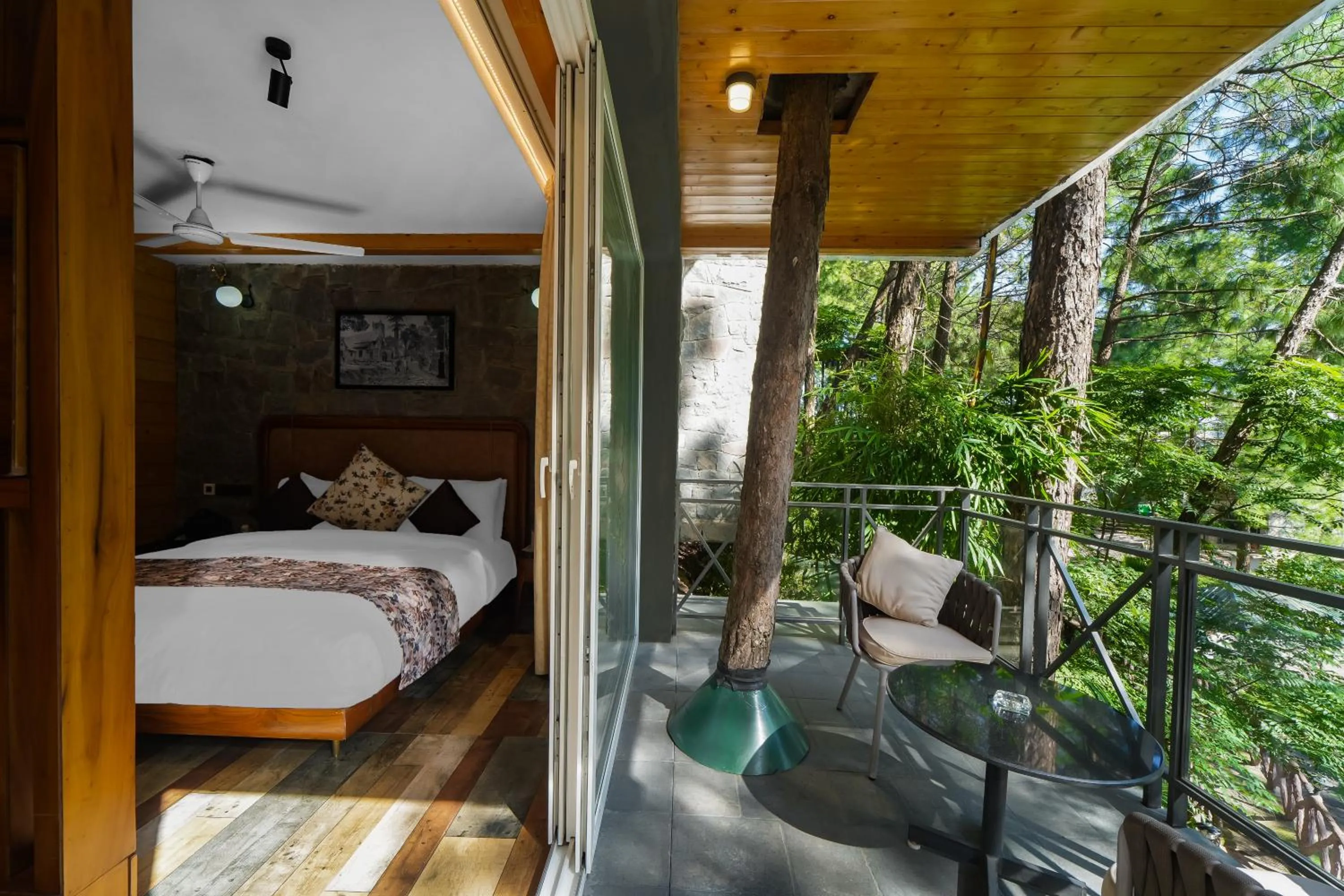 Balcony/Terrace, Bed in Kasauli Hills Resort