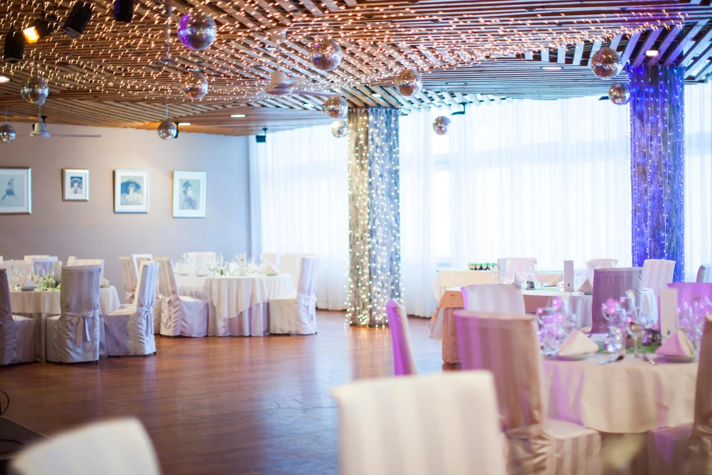 Restaurant/places to eat in Hotel Bellevue