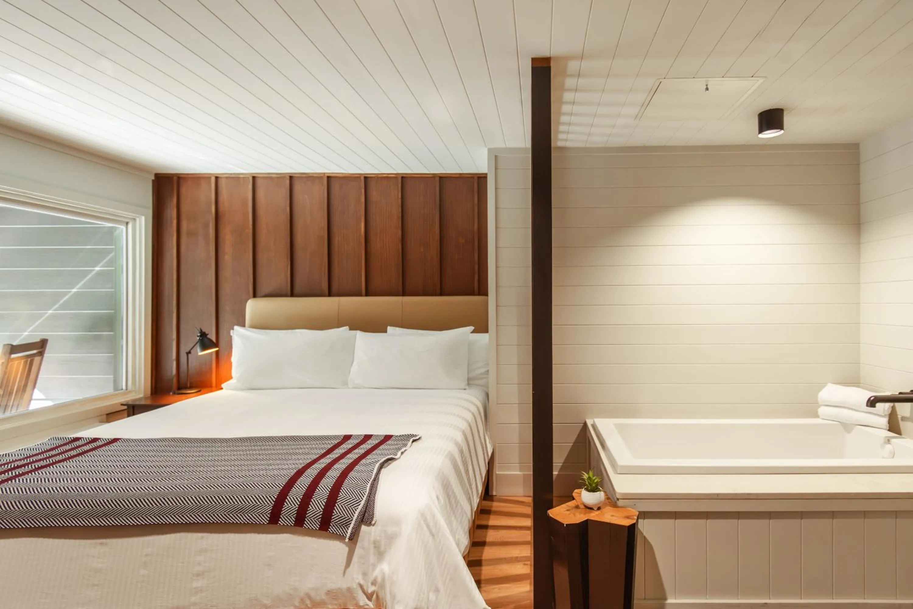 Bedroom, Bed in Historic Rocky Waters Inn, A Small Luxury Hotel