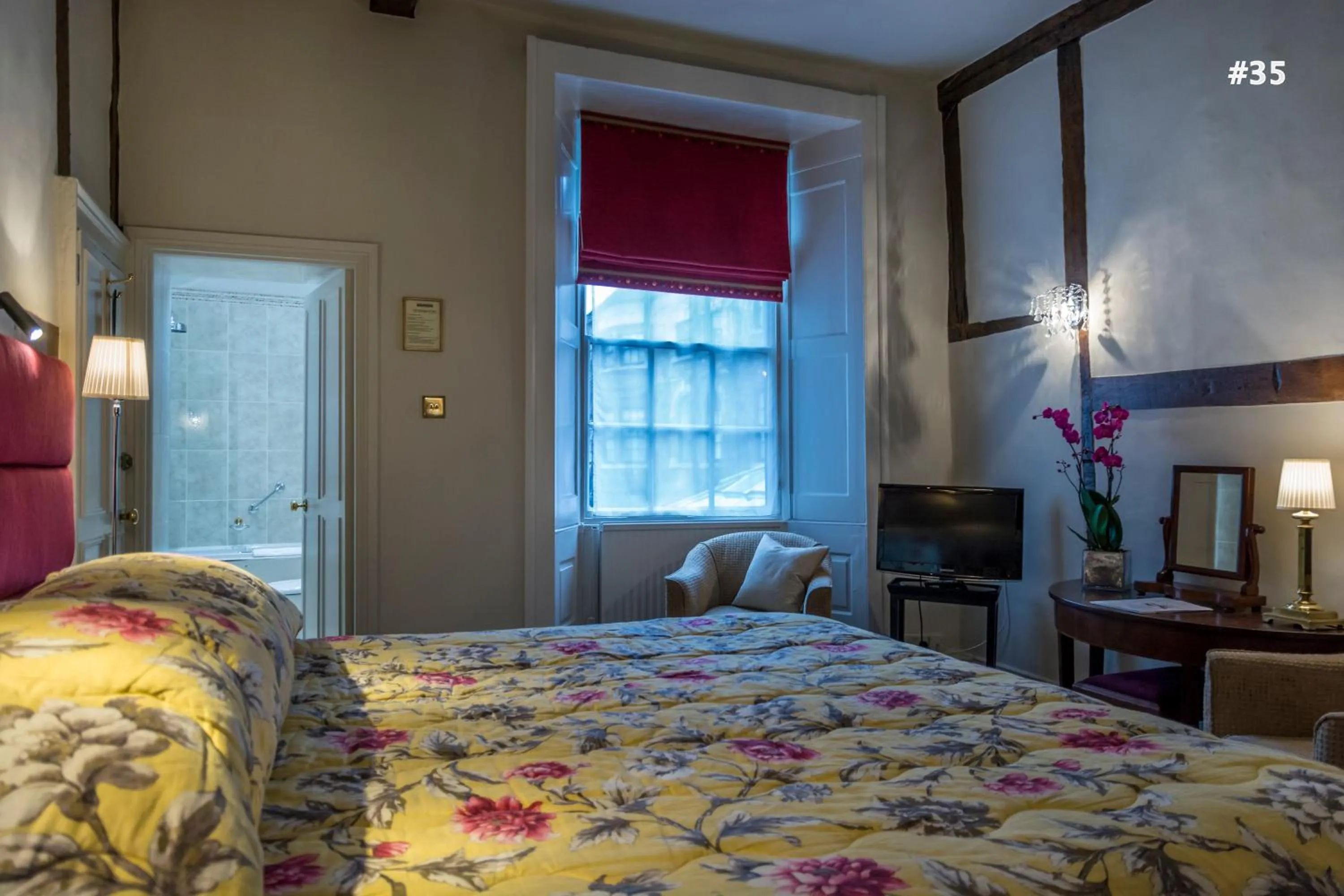 Photo of the whole room, Bed in The George Hotel of Stamford