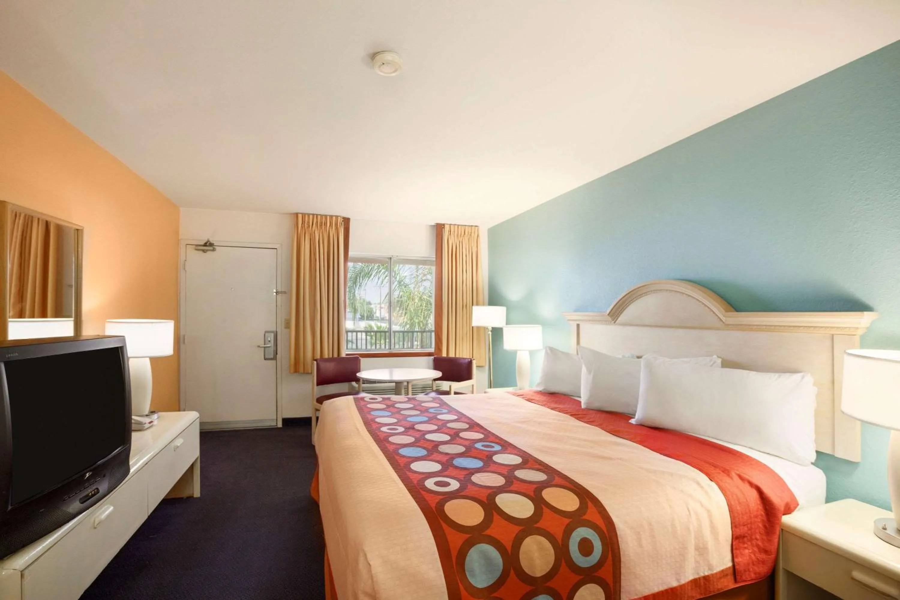 Photo of the whole room, Bed in Super 8 by Wyndham Indio