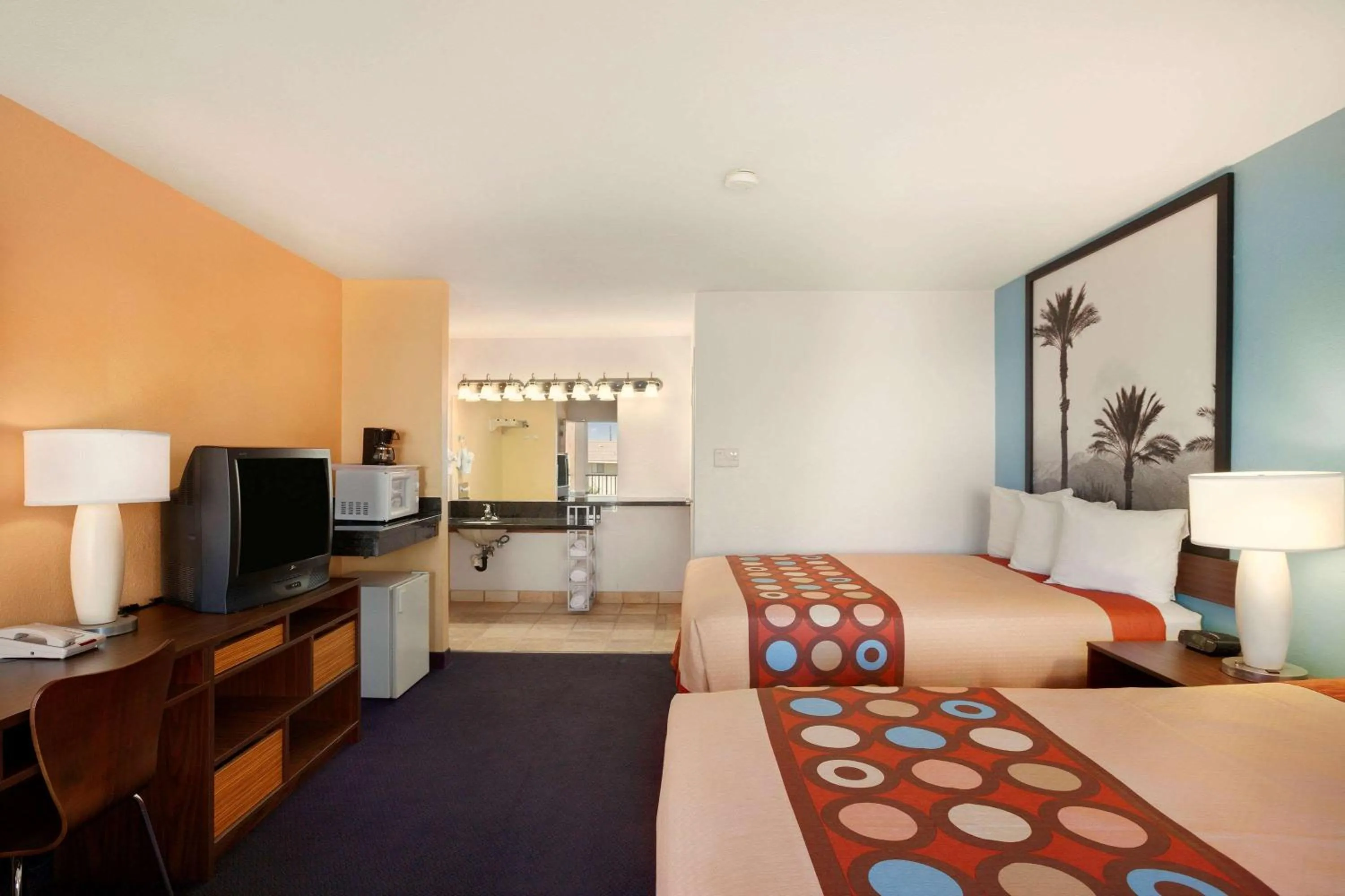 Photo of the whole room, Bed in Super 8 by Wyndham Indio