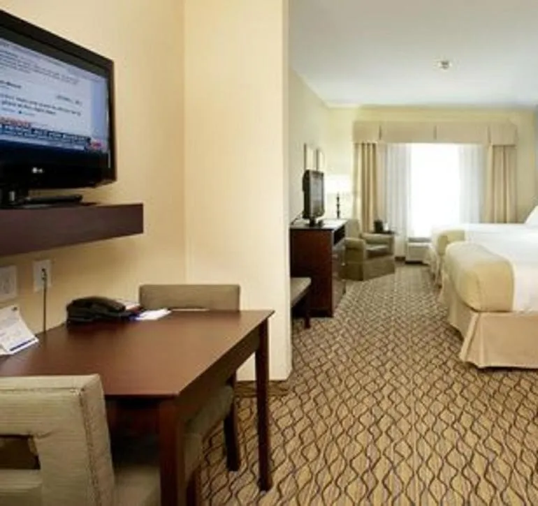 Bed in Holiday Inn Express and Suites Bossier City Louisiana Downs by IHG