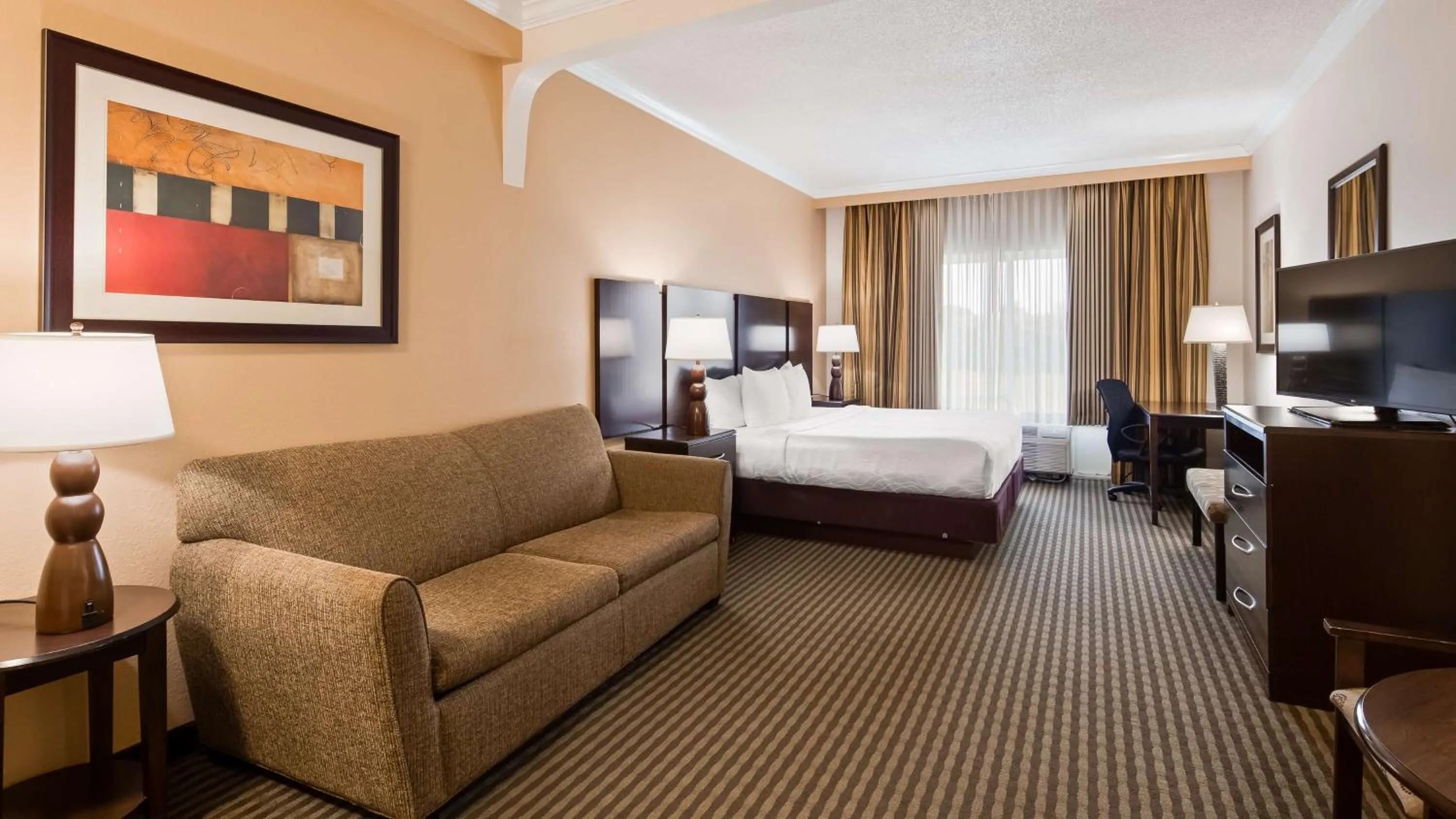 Photo of the whole room, Bed in Best Western Plus Ambassador Suites