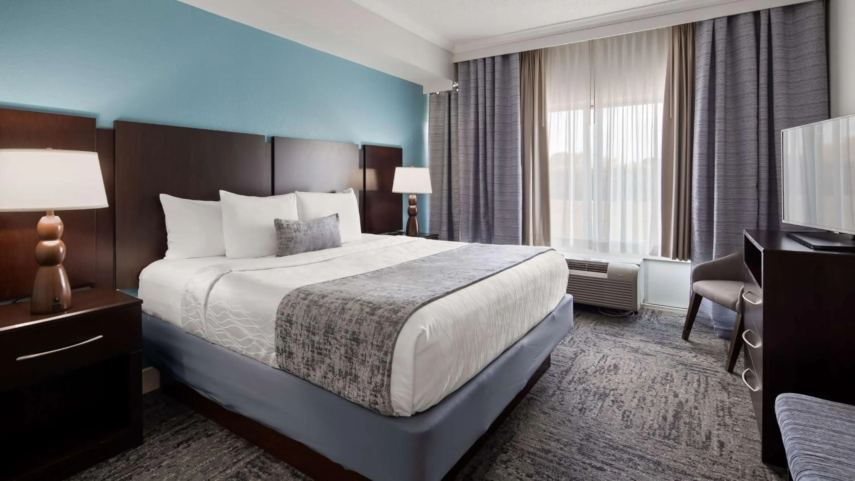 Photo of the whole room, Bed in Best Western Plus Ambassador Suites